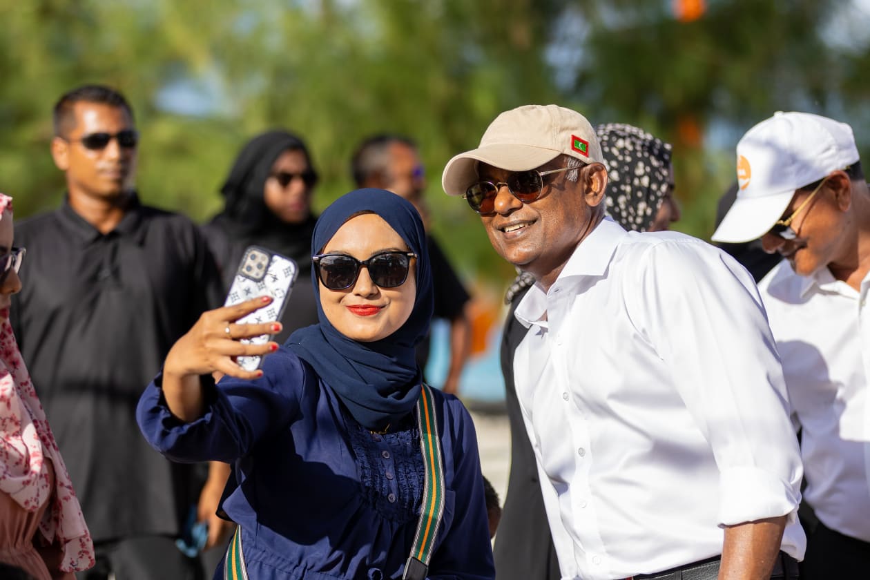 ރިޔާސީ އިންތިހާބަށް ކެމްޕޭން ކުރެއްވުމުގެ ގޮތުން ރައީސް ސޯލިހް ނ އަތޮޅަށް ކުރެއްވި ދަތުރުފުޅުގެ ތެރެއިން؛ ރައީސް ސޯލިހު ވަނީ ނޫނު އަތޮޅުގެ 13 ރަށަކަށް ޒިޔާރަތްކޮށް ރައްޔިތުންނާއި ބައްދަލުކުރައްވާފަ --- ފޮޓޯ؛ މުހައްމަދު ޝާބިން / އަދަދު