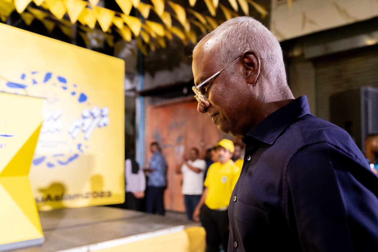 ސެޕްޓެމްބަރ 19، 2023 - ރިޔާސީ އިންތިހާބުގެ ދެވަނަބުރަށް ތައްޔާރުވުމުގެ ގޮތުން ރައީސް ސޯލިހު މާލޭގައި ކުރައްވާ ކެމްޕެއިން ހަރަކާތްތަކުގެ ތެރެއިން ގަލޮޅު ކަންމަތީގައި ބޭއްވި ކެމްޕެއިން ބައްދަލުވުމުގެ ތެރެއިން --- ފޮޓޯ؛ މުހައްމަދު ޝާބިން / އަދަދު