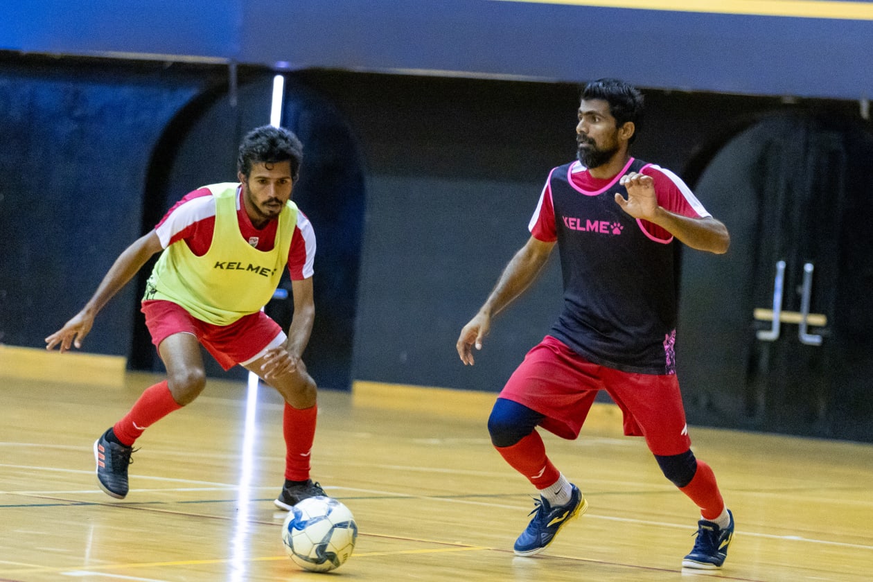 މާލެ (ސެޕްޓެމްބަރު 26) - އަންނަ މަހު ކިރްގިސްތާންގައި ކުރިއަށްދާ ފުޓްސަލް އޭޝިއަން ކަޕްގެ ކޮލިފައިން އަށް ގައުމީ ފުޓްސަލް ޓީމުގެ ތައްޔާރީތައް މި މަހު ކުރީކޮޅުގައި ފަށާފައިވާއިރު، މިހާރު ކުރިއަށްދަނީ ސްކޮޑު ފައިނަލްކުރުމާ އެކު މުބާރާތުގެ ފަހުގެ ތައްޔާރީތައް. --- ފޮޓޯ؛ މުހައްމަދު ޝާބިން / އަދަދު