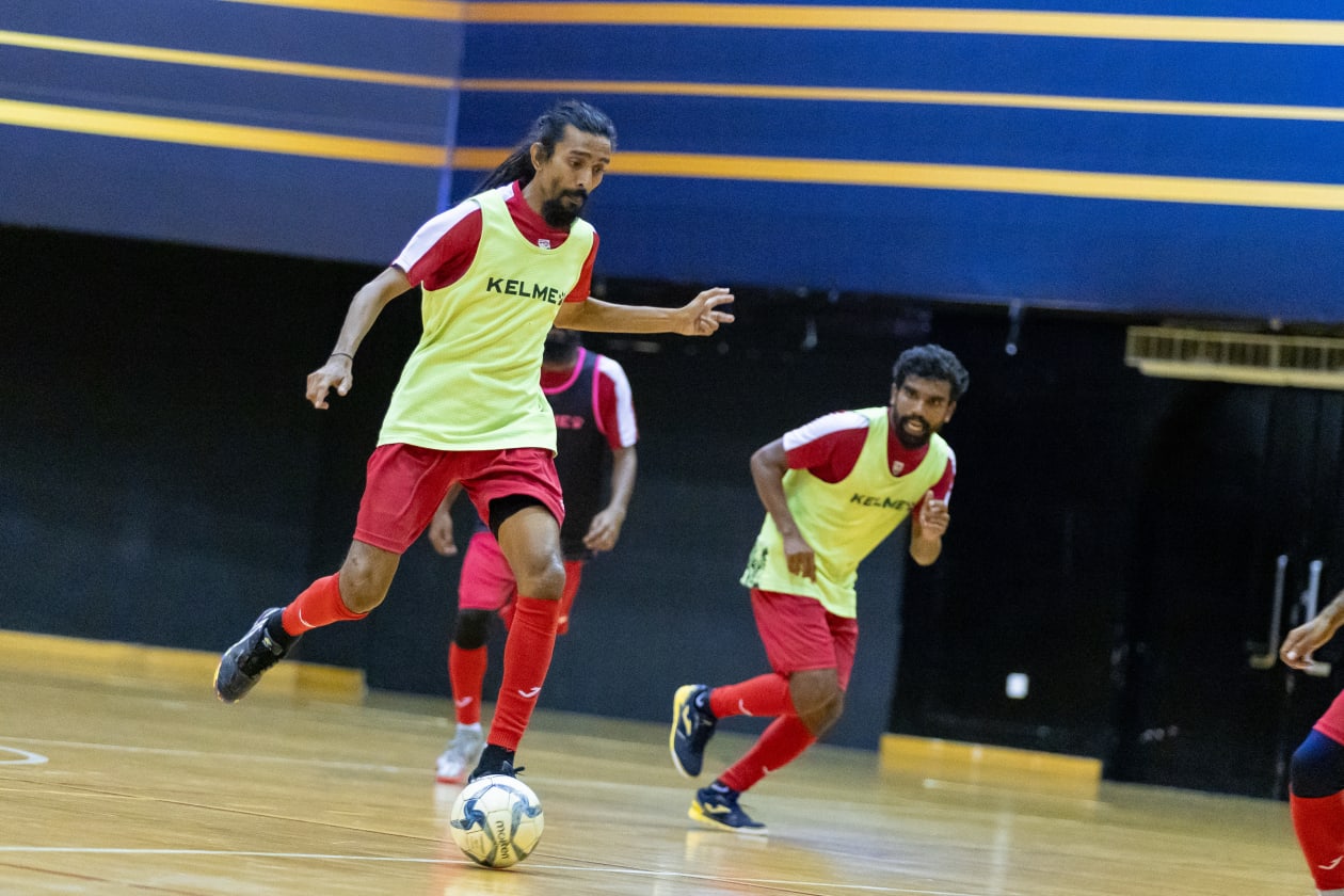 މާލެ (ސެޕްޓެމްބަރު 26) - އަންނަ މަހު ކިރްގިސްތާންގައި ކުރިއަށްދާ ފުޓްސަލް އޭޝިއަން ކަޕްގެ ކޮލިފައިން އަށް ގައުމީ ފުޓްސަލް ޓީމުގެ ތައްޔާރީތައް މި މަހު ކުރީކޮޅުގައި ފަށާފައިވާއިރު، މިހާރު ކުރިއަށްދަނީ ސްކޮޑު ފައިނަލްކުރުމާ އެކު މުބާރާތުގެ ފަހުގެ ތައްޔާރީތައް. --- ފޮޓޯ؛ މުހައްމަދު ޝާބިން / އަދަދު