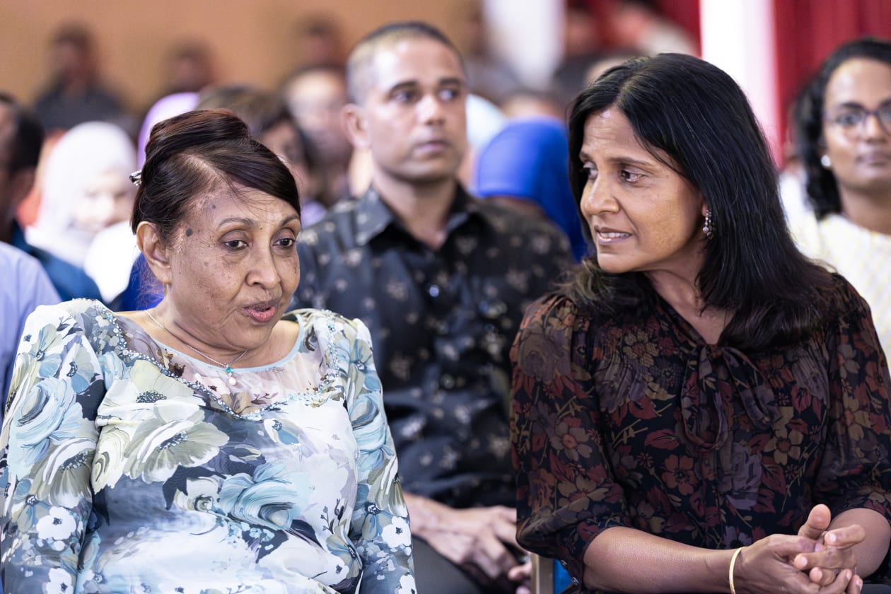 ސަންގު ޓީވީ އާއި ޕީއެސްއެމް އަދި ގައުމީ ޔުނިވާސިޓީ ގުޅިގެން ހޮނިހިރު ދުވަހުގެ ރޭ ބިލަބޮންގް އިންޓަނޭޝަނަލް ސްކޫލުގައި ބޭއްވި ރިޔާސީ ބަހުސް ކުރިއަށް ދިޔަ ވަގުތު ރައީސް ސޯލިހުގެ އަނބިކަނބަލުން ފަޒުނާ އަހުމަދު އާއި ކުރީގެ ރައީސް މައުމޫންގެ އަނބިކަނބަލުން ނަސްރީނާ އިބްރާހިމް ވާހަކަ ދައްކަވަނީ. -- ފޮޓޯ: އަބްދުﷲ އިޔާން/ އަދަދު