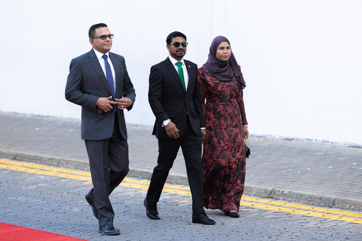 ރިޔާސީ އިންތިހާބު ކާމިޔާބުކުރެއްވި ޑރ. މުހައްމަދު މުއިއްޒު ދިވެހިރާއްޖޭގެ ރައީސުލްޖުމްހޫރިއްޔާގެ ހުވާކުރައްވަން ޖުމްހޫރީ މައިދާނުގައި ބޭއްވި ޖަލްސާގެ ތެރެއިން --- ފޮޓޯ: އަބްދުالله އިޔާން/އަދަދު