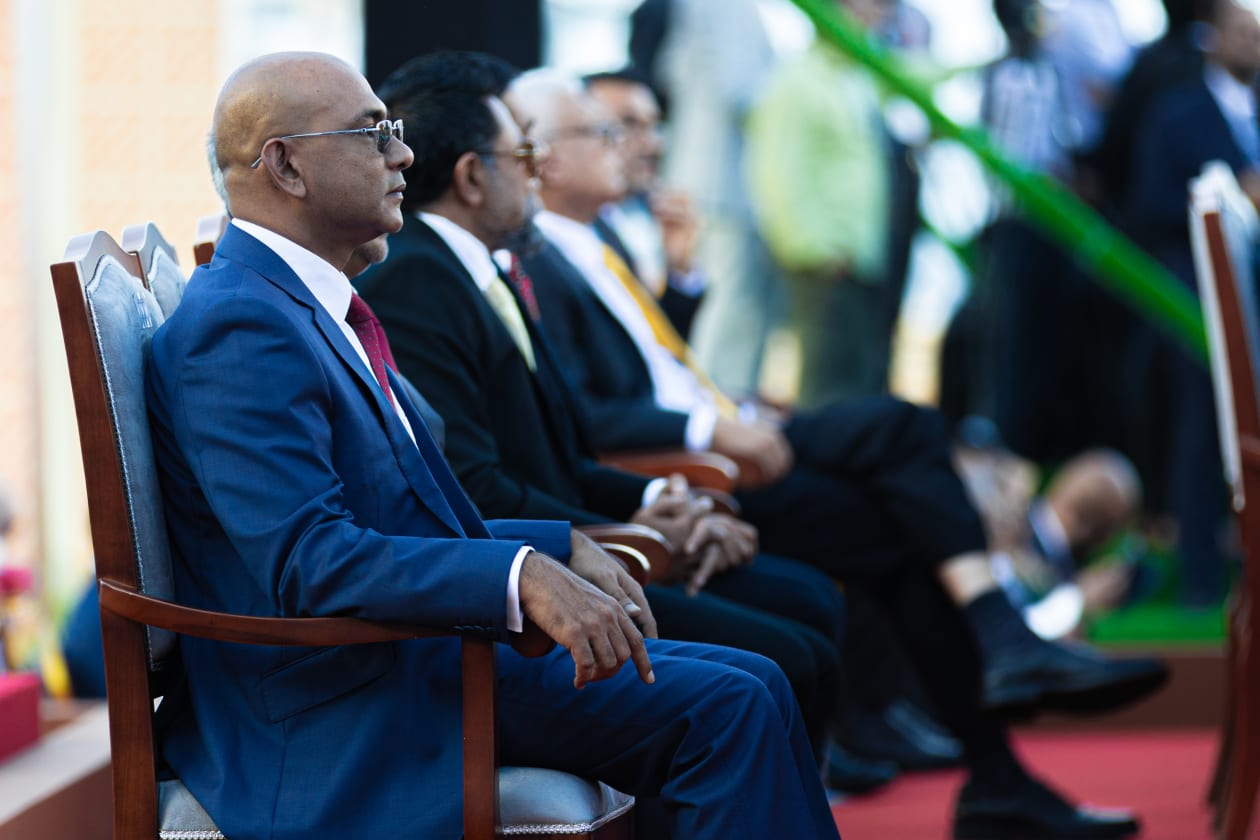 ރިޔާސީ އިންތިހާބު ކާމިޔާބުކުރެއްވި ޑރ. މުހައްމަދު މުއިއްޒު ދިވެހިރާއްޖޭގެ ރައީސުލްޖުމްހޫރިއްޔާގެ ހުވާކުރައްވަން ޖުމްހޫރީ މައިދާނުގައި ބޭއްވި ޖަލްސާގެ ތެރެއިން --- ފޮޓޯ: އަބްދުالله އިޔާން/އަދަދު