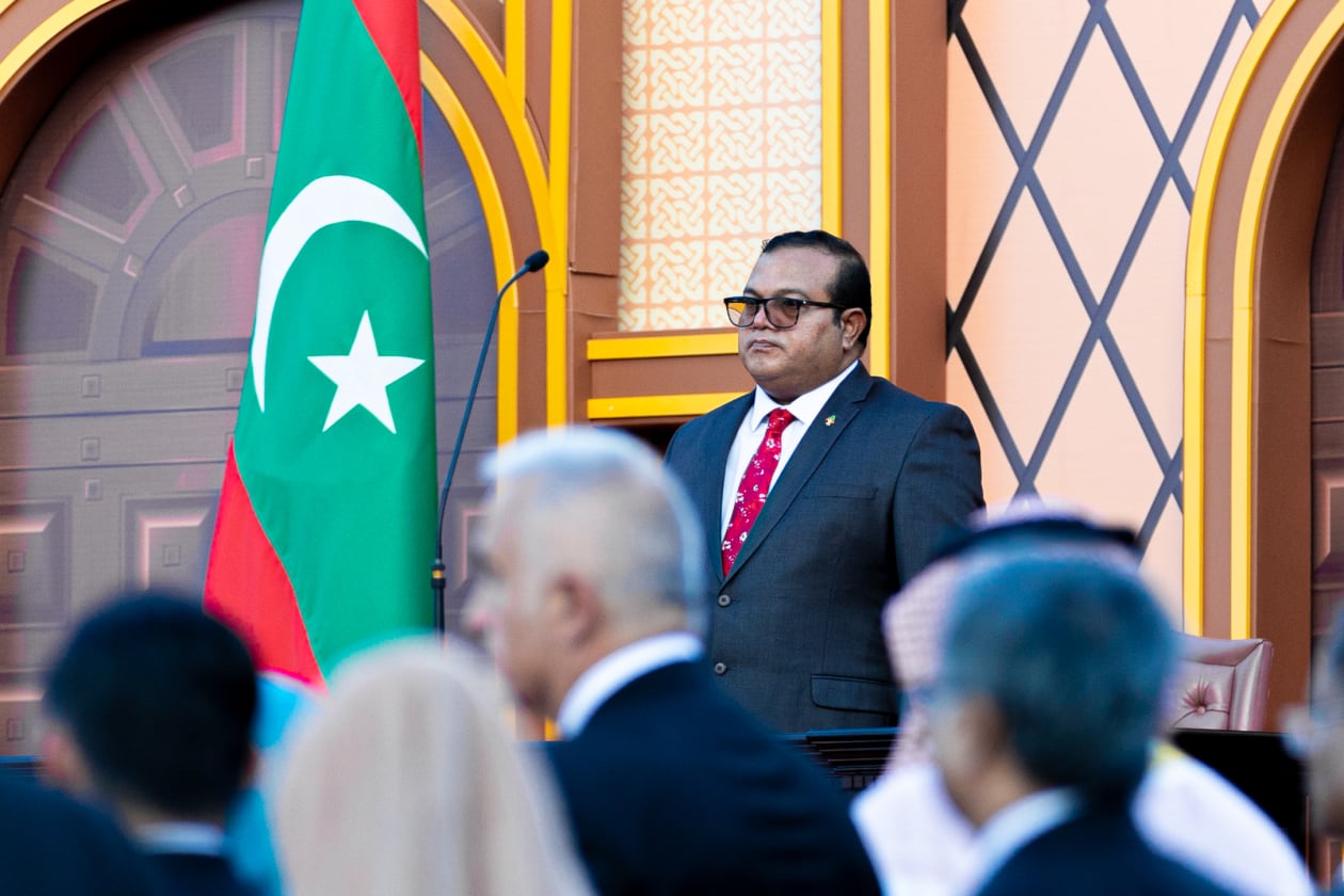 ރިޔާސީ އިންތިހާބު ކާމިޔާބުކުރެއްވި ޑރ. މުހައްމަދު މުއިއްޒު ދިވެހިރާއްޖޭގެ ރައީސުލްޖުމްހޫރިއްޔާގެ ހުވާކުރައްވަން ޖުމްހޫރީ މައިދާނުގައި ބޭއްވި ޖަލްސާގައި ރައްޔިތުންގެ މަޖިލީހުގެ ރައީސް މުހައްމަދު އަސްލަމް ބައިވެރިވެވަޑައިގަންނަވަނީ --- ފޮޓޯ: އަބްދުالله އިޔާން/އަދަދު