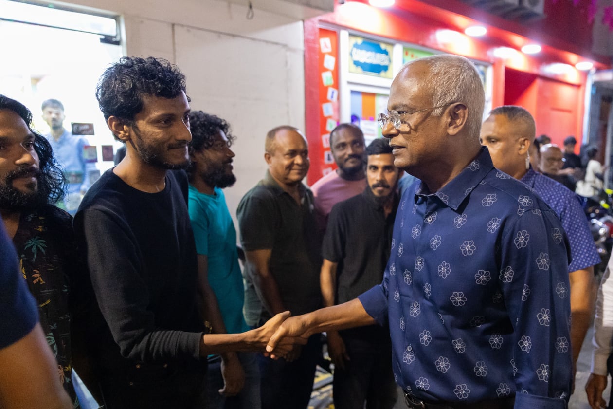 ސެޕްޓެމްބަރު 21, 2023 - އެމްޑީޕީން ރިޔާސީ އިންތިހާބުގެ ދެވަނަ ބުރަށް ތައްޔާރުވުމުގެ ގޮތުން ބޭއްވި ހުވަދޫ ޖަގަހަ ޖަލްސާގެ ތެރެއިން. --- ފޮޓޯ; މުހައްމަދު ޝާބިން / އަދަދު