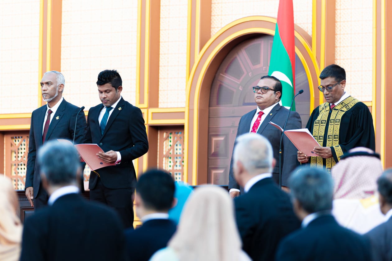 ޖުމްހޫރީ މައިދާނުގައި މިއަދު ބޭއްވި ރައްޔިތުންގެ މަޖިލީހުގެ ޖަލްސާގައި ރައީސުލްޖުމްހޫރިއްޔާގެ ނާއިބު ހުސައިން މުހައްމަދު ލަތީފު ހުވާ ކުރައްވަނީ. -- ފޮޓޯ: އަބްދުالله އިޔާން/އަދަދު