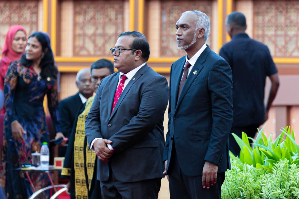 ރިޔާސީ އިންތިހާބު ކާމިޔާބުކުރެއްވި ޑރ. މުހައްމަދު މުއިއްޒު ދިވެހިރާއްޖޭގެ ރައީސުލްޖުމްހޫރިއްޔާގެ ހުވާކުރައްވަން ޖުމްހޫރީ މައިދާނުގައި ބޭއްވި ޖަލްސާގެ ތެރެއިން --- ފޮޓޯ: އަބްދުالله އިޔާން/އަދަދު