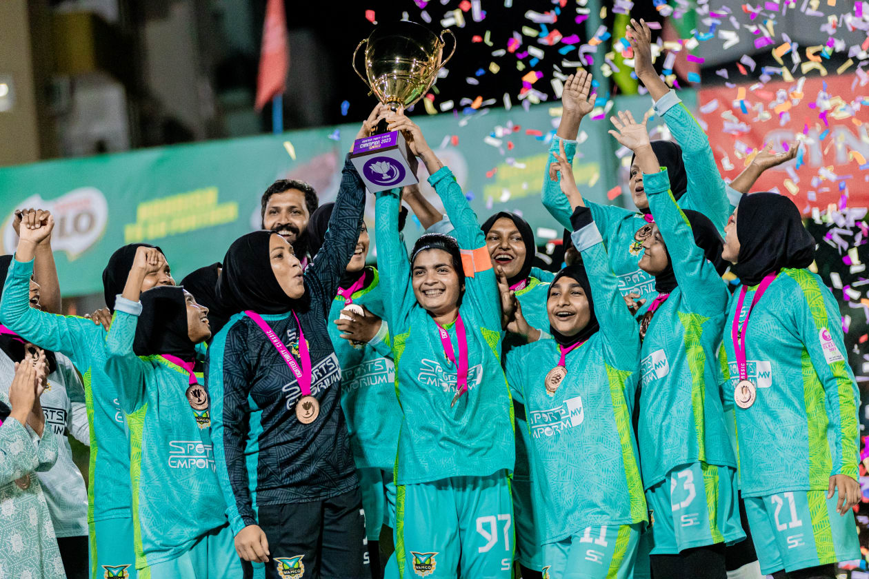 އޮގަސްޓު 27، 2023 - މި އަހަރު ކްލަބް މޯލްޑިވްސް އިން ވަނީ ހަތަރު މުބާރާތެއް ކުރިއަށް ގެންގޮސްފައި: އެ ގޮތުން ކްލަބް މޯލްޑިވްސް ކަޕާއި ކްލަބް މޯލްޑިވްސް އެއިޓީން ތާޓީ ކްލަސިކްގެ ޗެމްޕިއަންކަން ކްލަބް ވެމްކޯ އިން ހޯދިއިރު، އެއިޓީން ތާޓީގެ ޗެމްޕިއަންކަން ފެނަަކައިން އަދި ކްލަބް މޯލްޑިވްސް ކްލަސިކްގެ ތަށި އުފުލާލީ ޓީމު ޑީޖޭއޭ އިން.-- ފޮޓޯ: އަބްދުﷲ އިޔާން/ އަދަދު