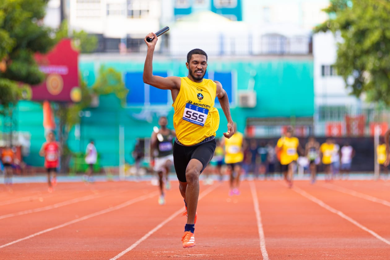 ނޮވެމްބަރު 26، 2023- 200 އަށްވުރެ ގިނަ އެތުލީޓުންނާއި އެކު ކުރިއަށް ދިޔަ ގައުމީ އެތުލެޓިކްސް މުބާރާތް.- ފޮޓޯ: އަބްދުﷲ އިޔާން/އަދަދު