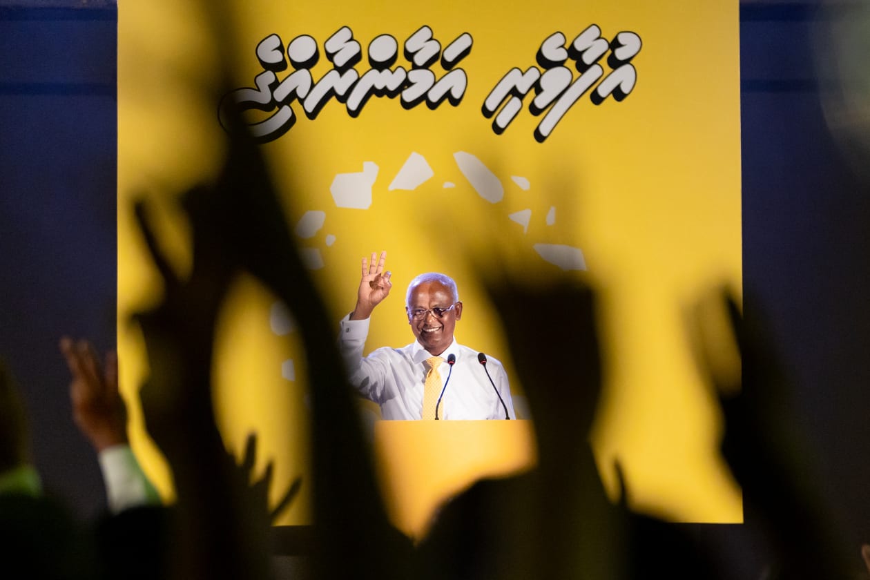 އޯގަސްޓު 24، 2023: ރައީސް އިބްރާހިމް މުހައްމަދު ސޯލިހުގެ އިގުތިސޯދީ ސިޔާސަތު ނެރުމަށް ޒުވާނުންގެ މަރުކަޒުގައި "ޒަމާނަކުން އައި ޒަމާނޭ" ނަމުގައި ބޭއްވި އިވެންޓުގައި އެ މަނިކުފާނު ވާހަކަ ދައްކަވަން ފެއްޓެވުމުގެ ކުރިން، އަތްޕުޅުން، ކެންޑިޑޭޓު ނަންބަރު ތިނެއް ދައްކާލައްވަނީ. -- ފޮޓޯ: އަބްދުﷲ އިޔާން/ އަދަދު