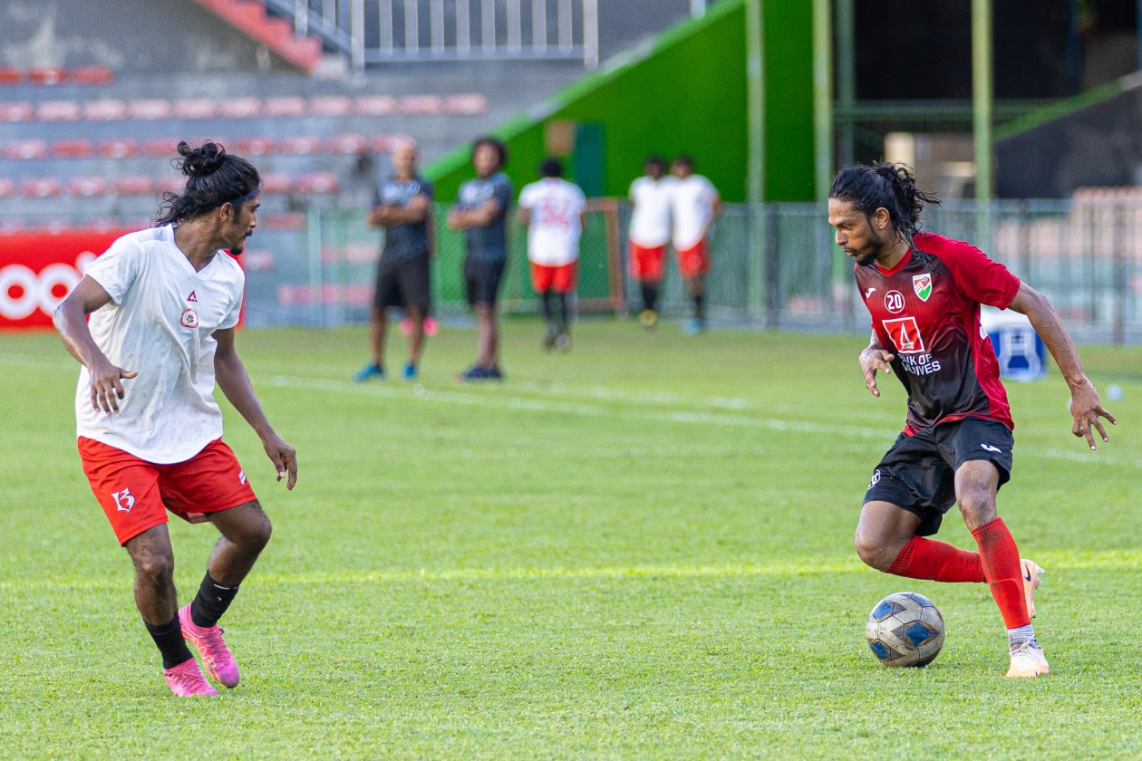 މާލެ (ސެޕްޓެމްބަރު 26) - އަންނަ މަހު އޮތް ފީފާ ވޯލްޑް ކަޕް/އޭޝިއަން ކަޕް ޖޮއިންޓް ކޮލިފައިންގައި ބަންގްލަދޭޝާ ދެކޮޅަށް ކުޅޭ މެޗަށް ރާއްޖޭގެ ގައުމީ ޓީމުގެ ތައްޔާރީތައް ވަނީ ފަށާފައީ: އެ ގޮތުން އިއްޔެ ހަވީރު ވަނީ ބުރު ސްޕޯޓްސް ކްލަބާ ދެކޮޅަށް ޕްރެކްޓިސް މެޗެއް ކުޅެފައި.--- ފޮޓޯ: އަބްދުﷲ އިޔާން / އަދަދު