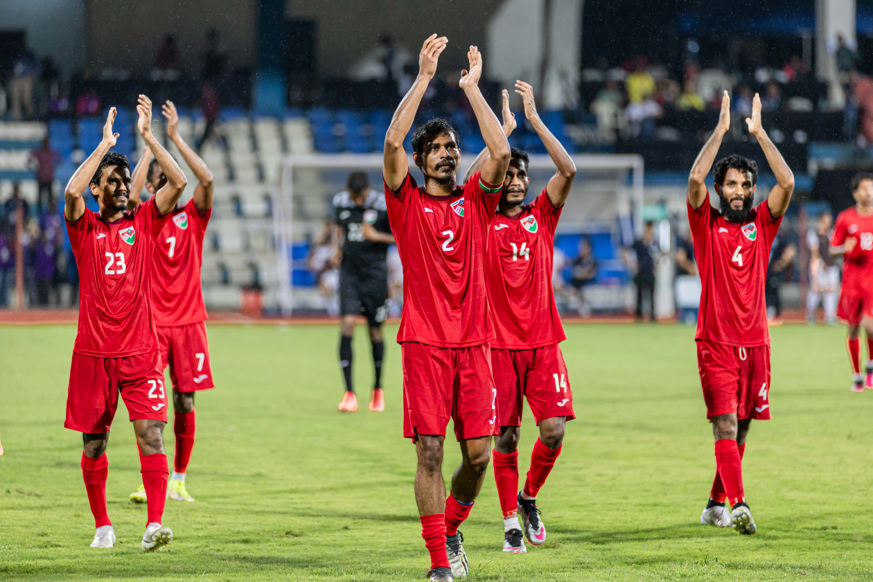 ބެންގަލޫރު، އިންޑިއާ - (ޖޫން 23) - ބެންގަލޫރުގައި މިހާރު ކުރިއަށްދާ ސާފް ޗެމްޕިއަންޝިޕް ފުޓްބޯޅަ މުބާރާތުގައި ރާއްޖޭގެ ގައުމީ ފުޓްބޯޅަ ޓީމުން ކުޅުނު ފުރަތަމަ މެޗުގައި ރޭ ވަނީ ބޫޓާން އަތުން 2-0 އިން މޮޅުވެފައި: ރާއްޖޭގެ ގޯލުތައް ޖެހީ ހަމްޒާ މުހައްމަދު (ހަމްޕު) ޕެނަލްޓީއެއްގެ އިތުރުން ނާއިޒު ހަސަން. -- ފޮޓޯ: އަބްދުﷲ އިޔާން/ އަދަދު