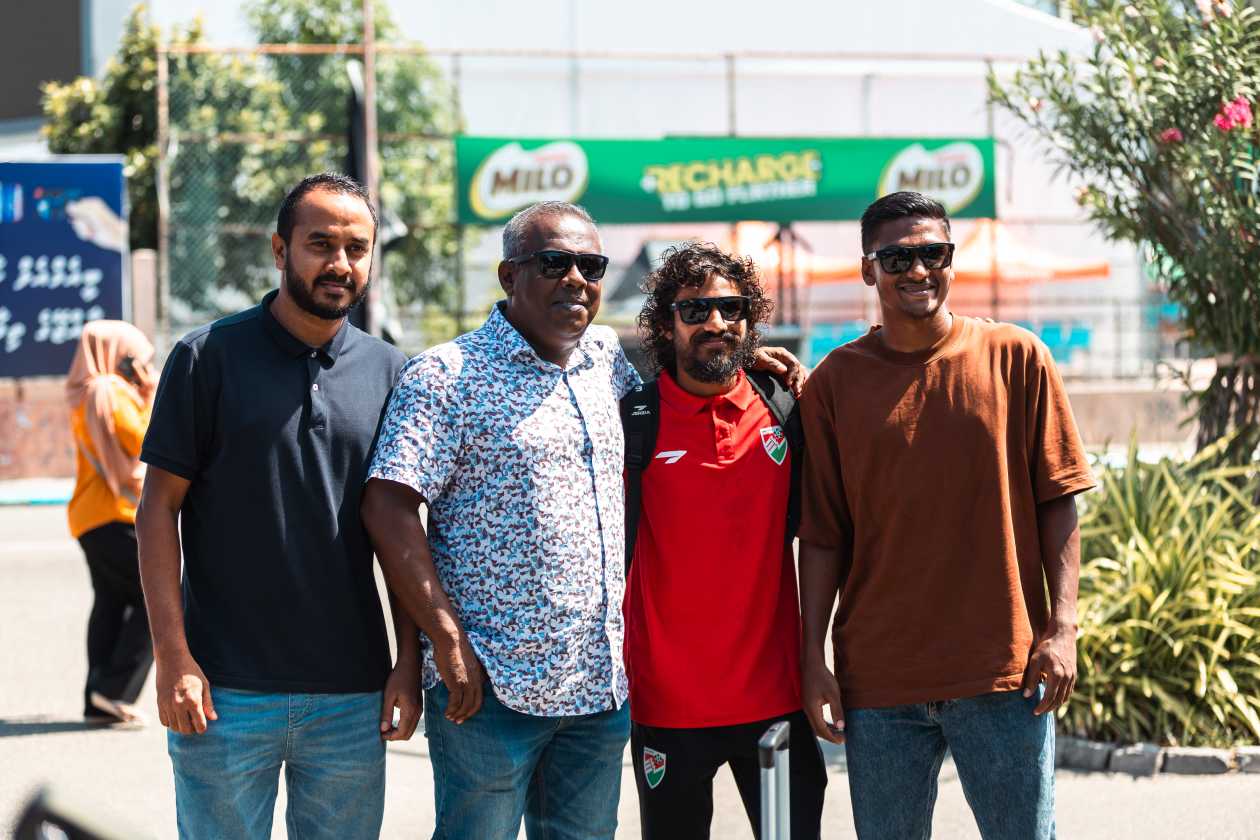 މާލެ، ދިވެހި ރާއްޖެ (ސެޕްޓެމްބަރު 17) - މި މަހު 18-24 އަށް މިޔަންމާގައި ކުރިއަށްދާ ފުޓްސަލް އޭޝިއަން ކަޕް ކޮލިފައިންގައި ވާދަކުރުމަށް ރާއްޖޭގެ ގައުމީ ފުޓްސަލް ޓީމު މިއަދު ވަނީ ފުރައިފައި: މި ފަހަރުގެ ކޮލިފައިންގައި ރާއްޖެ ހިމެނޭ ގްރޫޕްގައި އޮތީ ކޮލިފައިން މެޗުތައް ކުޅޭ މިޔަންމާގެ އިތުރުން އަފްގާނިސްތާން: ގައުމީ ފުޓްސަލް ޓީމުގެ ހާއްޕެއާ އެކު ގައުމީ ފުޓްބޯޅަ ޓީމުގެ ކޯޗު މޯހަން އާއި އީގަލްސްގެ އީސަ އަދި މާޒިޔާގެ ދާދު .---- ފޮޓޯ: މިރާޝް ނާޝިމް / އަދަދު ސްޕޯޓްސް