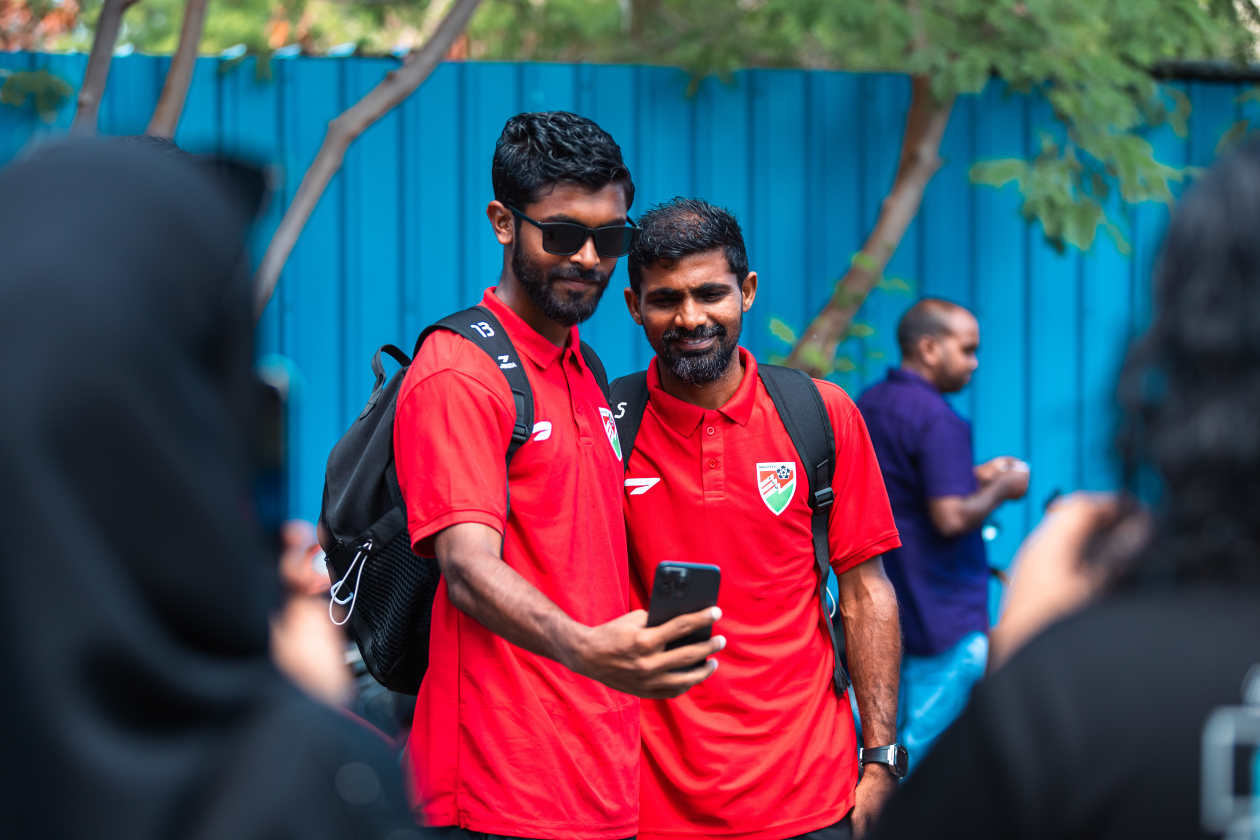 މާލެ، ދިވެހި ރާއްޖެ (ސެޕްޓެމްބަރު 17) - މި މަހު 18-24 އަށް މިޔަންމާގައި ކުރިއަށްދާ ފުޓްސަލް އޭޝިއަން ކަޕް ކޮލިފައިންގައި ވާދަކުރުމަށް ރާއްޖޭގެ ގައުމީ ފުޓްސަލް ޓީމު މިއަދު ވަނީ ފުރައިފައި: މި ފަހަރުގެ ކޮލިފައިންގައި ރާއްޖެ ހިމެނޭ ގްރޫޕްގައި އޮތީ ކޮލިފައިން މެޗުތައް ކުޅޭ މިޔަންމާގެ އިތުރުން އަފްގާނިސްތާން: ގައުމީ ފުޓްސަލް ޓީމުގެ ސައްޓު އާއި ޝަންމު ސެލްފީއެއް ނަގަނީ.---- ފޮޓޯ: މިރާޝް ނާޝިމް / އަދަދު ސްޕޯޓްސް