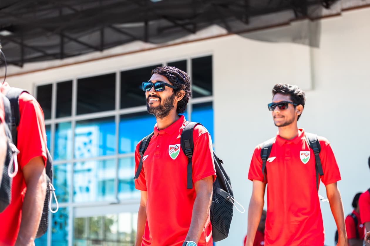 މާލެ، ދިވެހި ރާއްޖެ (ސެޕްޓެމްބަރު 17) - މި މަހު 18-24 އަށް މިޔަންމާގައި ކުރިއަށްދާ ފުޓްސަލް އޭޝިއަން ކަޕް ކޮލިފައިންގައި ވާދަކުރުމަށް ރާއްޖޭގެ ގައުމީ ފުޓްސަލް ޓީމު މިއަދު ވަނީ ފުރައިފައި: މި ފަހަރުގެ ކޮލިފައިންގައި ރާއްޖެ ހިމެނޭ ގްރޫޕްގައި އޮތީ ކޮލިފައިން މެޗުތައް ކުޅޭ މިޔަންމާގެ އިތުރުން އަފްގާނިސްތާން: ގައުމީ ފުޓްސަލް ޓީމުގެ ކީޕަރު ނާސިހު.---- ފޮޓޯ: މިރާޝް ނާޝިމް / އަދަދު ސްޕޯޓްސް