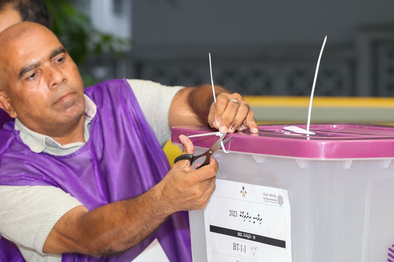 ސެޕްޓެމްބަރ 20، 2023 - ރިޔާސީ އިންތިހާބުގެ ދެވަނަ ބުރުގެ ވޯޓުލުމުގެ ތެރެއިން؛ މި އިންތިހާބުގެ ދެވަނަ ބުރުގައި ވޯޓުލުމުގެ ހައްގު ލިބިގެންވާ މީހުންގެ ތެރެއިން 82% ވޯޓުލައިފިވާ އިރު 50% އަށް ވުރެ މަތީގެ ޕަސެންޓެއް ހޯއްދަވައިން މި އިންތިހާބު ކާމިޔާބު ކުރެއްވީ އިދިކޮޅު ކެންޑިޑޭޓް ޑރ. މުއިޒް --- ފޮޓޯ މުހައްމަދު ޝާބިން / އަދަދު