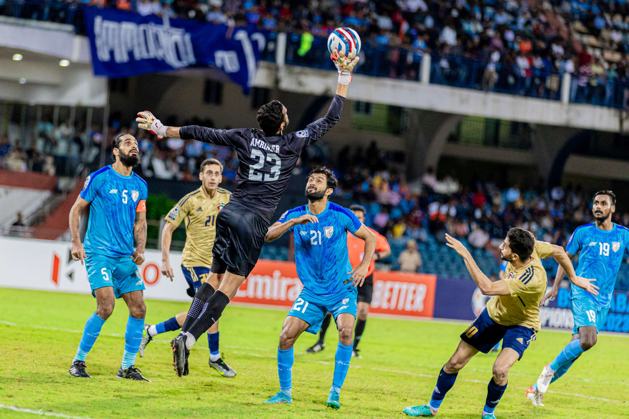 ބެންގަލޫރު (ޖޫން 28) ސާފް ބަންގުބަންދު ޗެމްޕިއަންޝިޕްގެ ގްރޫޕް އޭގެ ފަހު މެޗުތައް ކުޅެވުނުއިރު، ނޭޕާލުން ވަނީ ޕާކިސްތާން އަތުން 1-0 އިން މޮޅުވެ، މޮޅަކާ އެކު މުބާރާތް ނިންމާލާފައި: އިންޑިިއާ ކޮޅަށް ފަހު ވަގުތު ކުވެއިތުން ޖެހި ގޯލާ އެކު އެ ޓީމުން ވަނީ ގްރޫޕްގެ އެއް ވަނަ މަގާމު ހޯދައިފައި. --- ފޮޓޯ؛ އަބްދުﷲ އިޔާން / އަދަދު