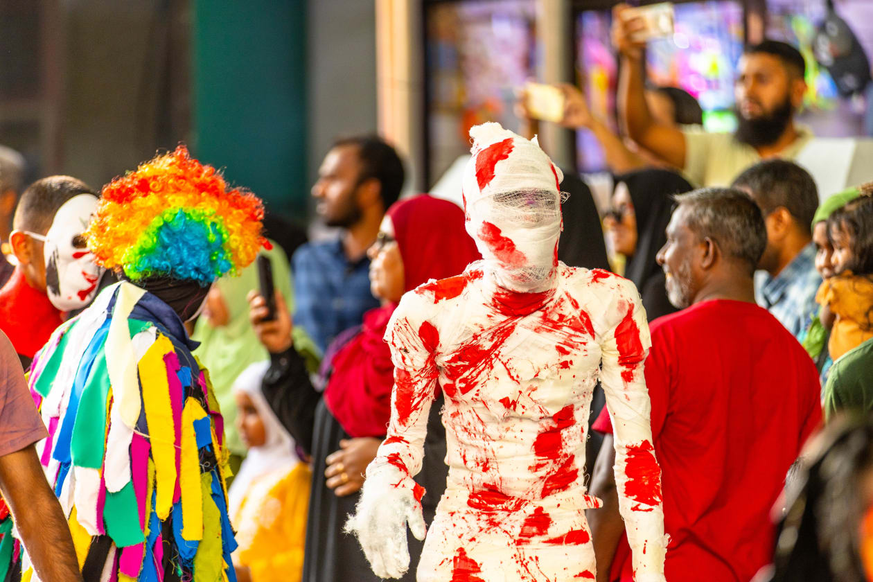 10 އޭޕްރިލް، 2024 - ފިތުރު އީދު ފާހަގަ ކުރުމަށް މާލޭގެ މަގުތައް މަތީގައި ކުޅުނު ސަގާފީ ކުޅިވަރު. އެ ކުޅިވަރުގެ ތެރެއިން ވަނީ ފަން މާއްޔާއި ޒަމާނީ މާލިތައް ދައްކާލާފައި -- ފޮޓޯ: އިޔާދު އަބްދުލްވައްހާބު / އަދަދު