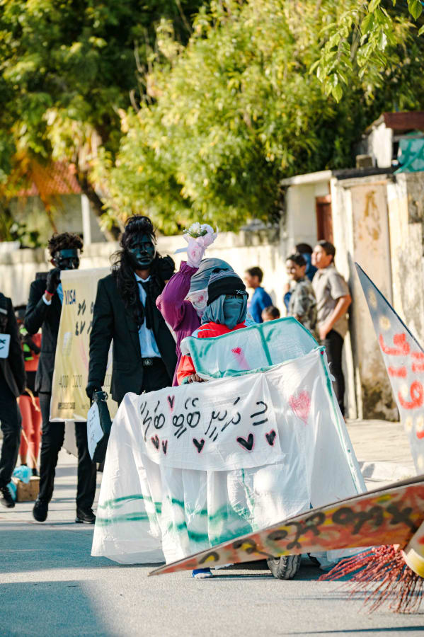 ކުޅުދުއްފުށީގައި ކުރިއަށް ގެންދިޔަ މަށިމާލި ޕެރޭޑުގައި ބައިވެރިވި މާލިތަކެއް. ދައްކުވައިދެނީ ލޯބިވެރިޔާއާ ބައްދަލު ކުރަން ކަމަށް ބުނެ ލާންޗެއްގައި މާލެ އަށް އެކަނިމާއެކަނި ކުރި ދަތުރަށް ހާއްސަކޮށް ތައްޔާރުކޮށްފައިވާ މާއްޔެއް -- ފޮޓޯ: ޖައުފަރު އަލީ