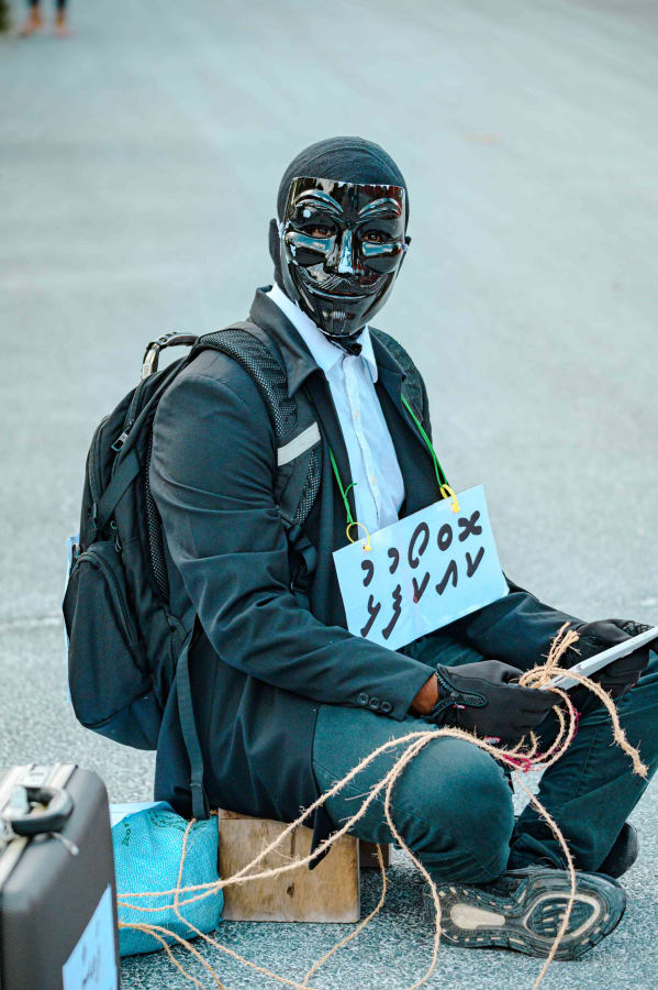 ކުޅުދުއްފުށީގައި ކުރިއަށް ގެންދިޔަ މަށިމާލި ޕެރޭޑުގައި ބައިވެރިވި މާއްޔެއް. "ކޮއްކޯފުޅު" މާއްޔަކީ އެމްޕީއެލްގެ ޝޮޕިން ކާޑާއެކު މާލިތަކާއެކު ނުކުތް މާއްޔެއް. މިފަހަރުގެ މާލި ޕެރޭޑުގައި ވެސް މުޖުތަމުގައި ހުރި އެތައް މައްސަލައަކަށް އަލި އަޅުވާލައި ތައްޔާރުކޮށްފައިވާ މާލިތައް ނެރެފައިވޭ -- ފޮޓޯ: ޖައުފަރު އަލީ