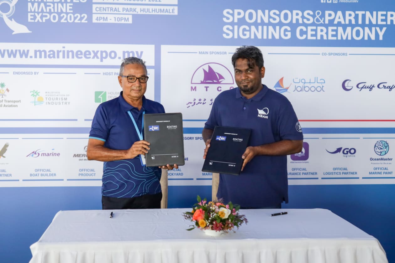 ޖުލައި 6، 2022: މެރިން އެކްސްޕޯގެ މައިން ސްޕޮންސަރުގެ އެއްބަސްވުމުގައި އެމްޓީސީސީ އިން ސޮއިކުރުމަށް ފަހު، މީޑިއަމް ޕްރައިވެޓްގެ މެނޭޖިން ޑިރެކްޓަރު ޝާމް މުހައްމަދުއެކު ފޮޓޯއަކަށް ހުއްޓިގެން -- ފޮޓޯ: މުހައްމަދު ޝާބިން/ އަދަދު
