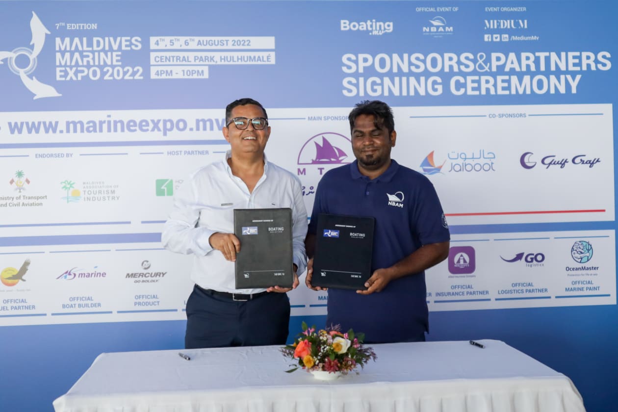 ޖުލައި 6، 2022: މެރިން އެކްސްޕޯގެ ކޯ ސްޕޮންސަރުގެ އެއްބަސްވުމުގައި ގަލްފްޓު ކްރާފްޓް އަދި މީޑިއަމް ޕްރައިވެޓްގެ މެނޭޖިން ޑިރެކްޓަރު ޝާމް މުހައްމަދު ސޮއިކުރެއްވުމަށް ފަހު ފޮޓޯއަކަށް ހުއްޓިގެން -- ފޮޓޯ: މުހައްމަދު ޝާބިން/ އަދަދު