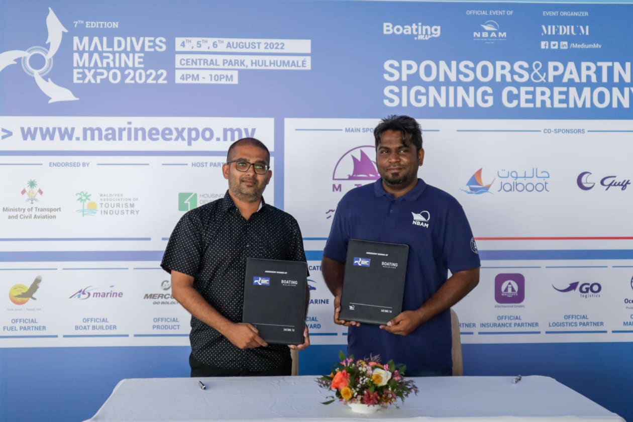 ޖުލައި 6، 2022: މެރިން އެކްސްޕޯގެ އޮފިޝަލް ޕްރޮޑަކްޓްގެ އެއްބަސްވުމުގައި ހަސަން މެރިންގެ ފަރާތުން ސޮއިކުރުމަށް ފަހު، މީޑިއަމް ޕްރައިވެޓްގެ މެނޭޖިން ޑިރެކްޓަރު ޝާމް މުހައްމަދުއެކު ފޮޓޯއަކަށް ހުއްޓިގެން -- ފޮޓޯ: މުހައްމަދު ޝާބިން/ އަދަދު