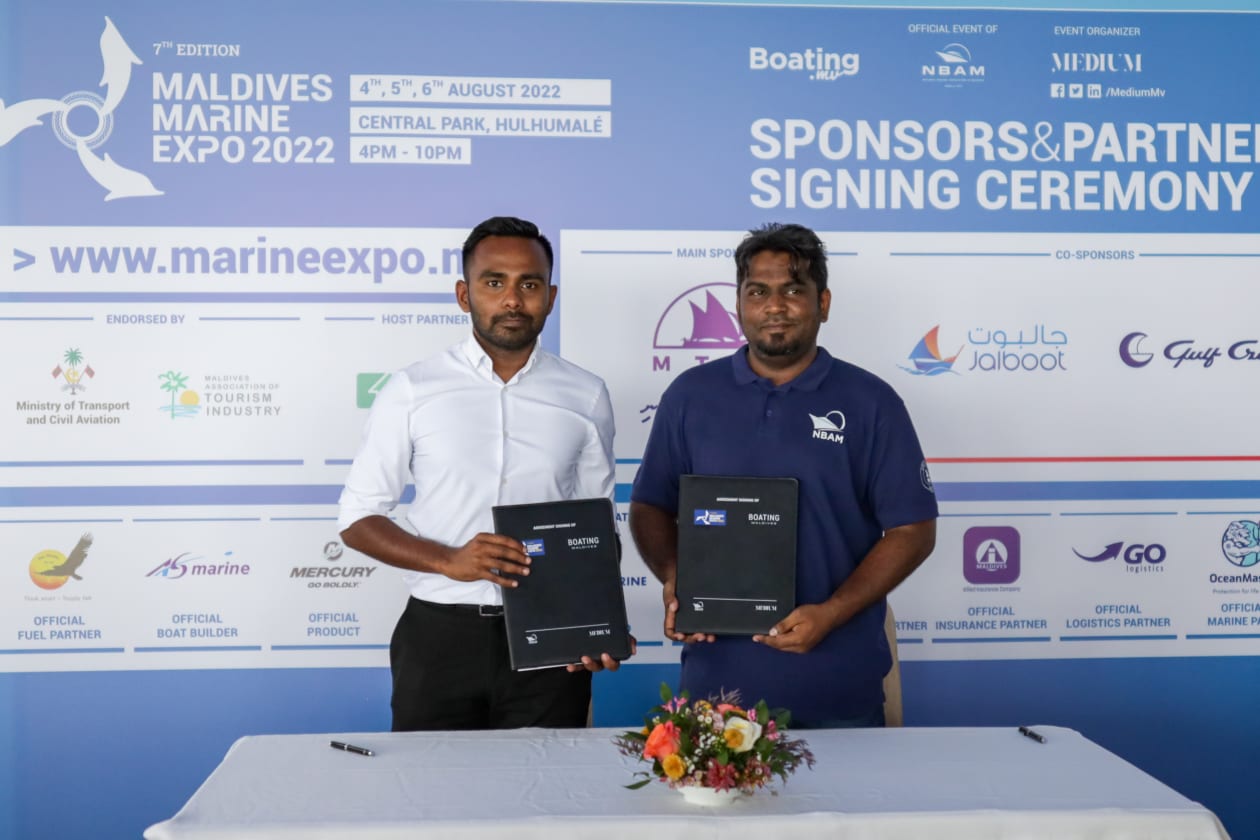 ޖުލައި 6، 2022: މެރިން އެކްސްޕޯގެ ލުބްރިކަންޓް ޕާޓްނަރުގެ އެއްބަސްވުމުގައި ވިލާ ހަކަތައިން ސޮއިކުރުމަށް ފަހު، މީޑިއަމް ޕްރައިވެޓްގެ މެނޭޖިން ޑިރެކްޓަރު ޝާމް މުހައްމަދުއެކު ފޮޓޯއަކަށް ހުއްޓިގެން -- ފޮޓޯ: މުހައްމަދު ޝާބިން/ އަދަދު