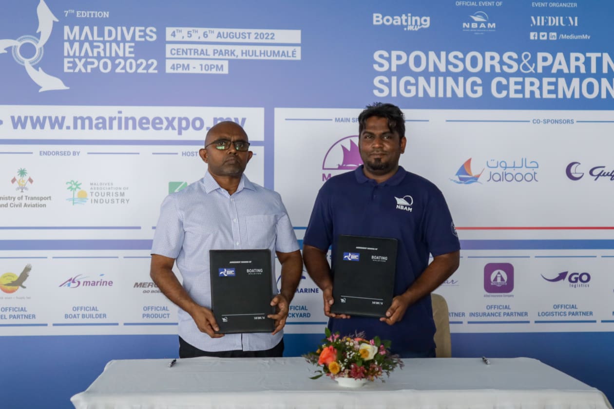 ޖުލައި 6، 2022: މެރިން އެކްސްޕޯގެ އޮފިޝަލް މެރިން ޕެއިންޓް ޕާޓްނަރުގެ އެއްބަސްވުމުގައި ދަމާސްއިން ސޮއިކުރުމަށް ފަހު، މީޑިއަމް ޕްރައިވެޓްގެ މެނޭޖިން ޑިރެކްޓަރު ޝާމް މުހައްމަދުއެކު ފޮޓޯއަކަށް ހުއްޓިގެން -- ފޮޓޯ: މުހައްމަދު ޝާބިން/ އަދަދު