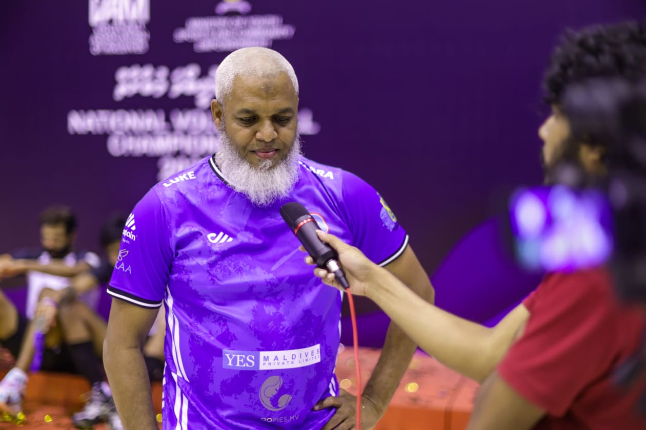 މާލެ: (ޖުލައި 9) ސްޕޯޓްސް ކްލަބް ސިޓީން ވަނީ މި ފަހަރުގެ ވޮލީބޯޅަ ސީޒަނުގައި އެސޯސިއޭޝަން ކަޕް، ގައުމީ ވޮލީބޯޅަ ލީގު އަދި ގައުމީ ވޮލީބޯޅަ މުބާރާތް ކާމިޔާބުކޮށްފައި: ސިޓީ އަކީ 2010 ވަނަ އަހަރުގެ ދިވެހި ސިފައިންގެ ކްލަބް ޓީމަށް ފަހު ސީޒަނުގެ ތިން މުބާރާތް ކާމިޔާބުކުރި ހަމައެކަނި ޓީމު: މި ފަހަރުގެ ގައުމީ ފައިނަލުގައި ސިޓީން ވަނީ 3-1 ސެޓުން ސިފައިން ބަލިކޮށްފައި.-- ފޮޓޯ: އިމޭޖަސް.އެމްވި/ ސިމާހު ހަސަން