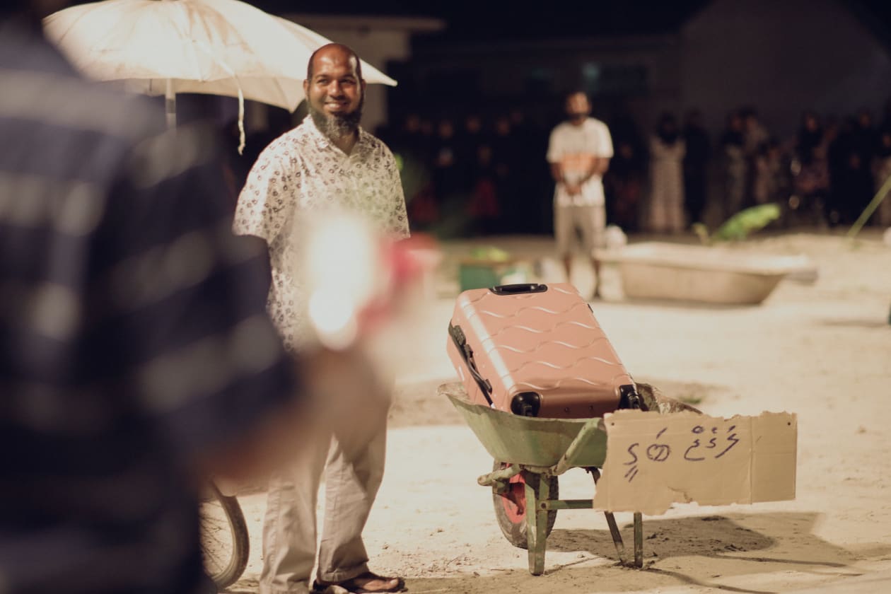 ހދ. އަތޮޅު ނެއްލައިދޫއަށް މިއަދު ޓޫރިޒަމް މިނިސްޓަރު އަބްދުالله މައުސޫމް ވަޑައިގެންނެވުމުން, އެ ރަށުގެ ރައްޔިތުން ކިޔާފައިވަނީ ތަފާތު މަރުހަބާއެކެވެ. މިނިސްޓަރަށް ދެއްކީ ހަގީގީ މަންޒަރެވެ. ޓޫރިޒަމް އެ އަތޮޅަށް ނުގޮސް, ރައްޔިތުން ތަރައްގީއިން ބާކީވެފައިވާ ކަމުގެ ޝަކުވާ އެވެ. ފޮޓޯ: މިރާޝް ނާޝިމް / އަދަދު