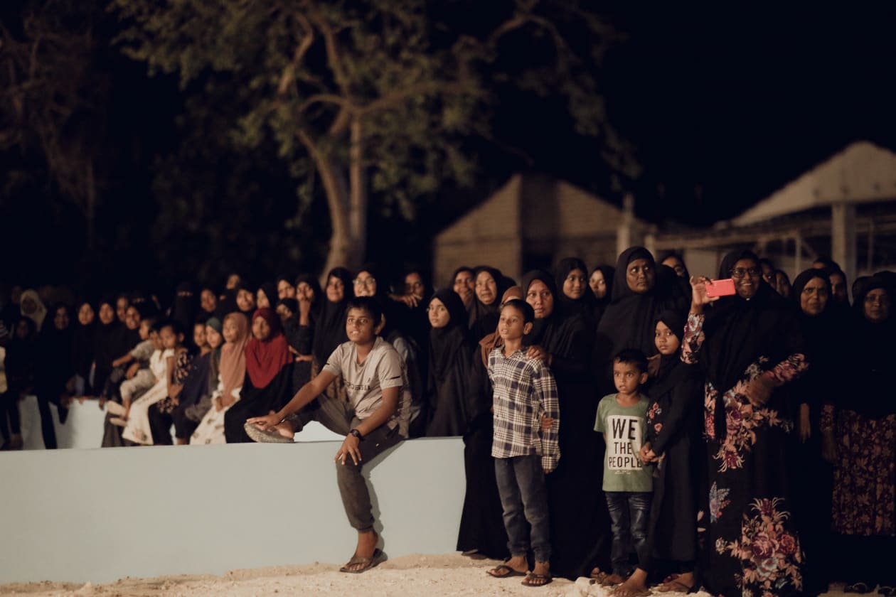 ހދ. އަތޮޅު ނެއްލައިދޫއަށް މިއަދު ޓޫރިޒަމް މިނިސްޓަރު އަބްދުالله މައުސޫމް ވަޑައިގެންނެވުމުން, އެ ރަށުގެ ރައްޔިތުން ކިޔާފައިވަނީ ތަފާތު މަރުހަބާއެކެވެ. މިނިސްޓަރަށް ދެއްކީ ހަގީގީ މަންޒަރެވެ. ޓޫރިޒަމް އެ އަތޮޅަށް ނުގޮސް, ރައްޔިތުން ތަރައްގީއިން ބާކީވެފައިވާ ކަމުގެ ޝަކުވާ އެވެ. ފޮޓޯ: މިރާޝް ނާޝިމް / އަދަދު