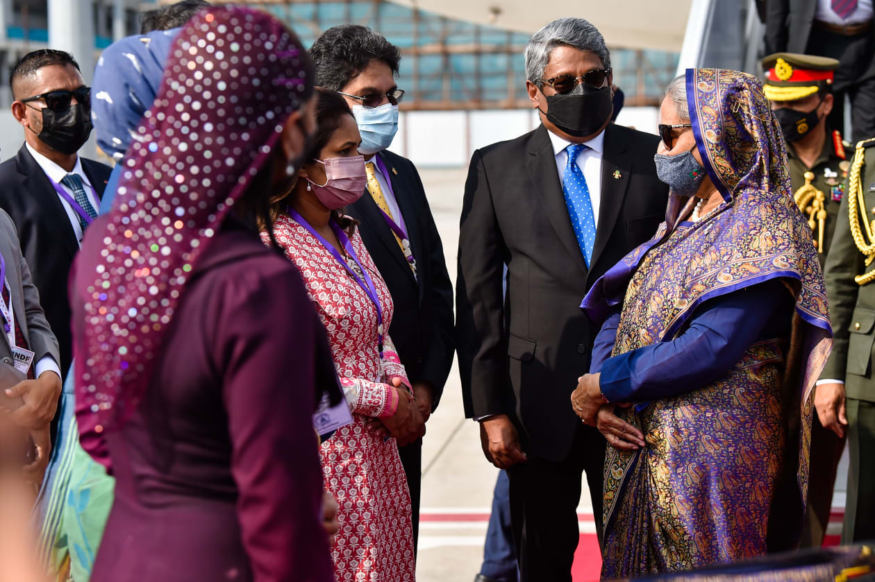 ޑިސެމްބަރު 22، 2021: ޝެއިހް ހަސީނާގެ މި ދަތުރުފުޅަކީ ރައީސުލްޖުމްހޫރިއްޔާ އިބްރާހިމް މުހައްމަދު ސޯލިހުގެ ދައުވަތަކަށް ކުރައްވާ ދަތުރުފުޅެކެވެ. ވެލާނާ އިންޓަނޭޝަނަލް އެއާޕޯޓުން ހަސީނާއަށް މަރުހަބާ ދެންނެވުން -- ފޮޓޯ: ރައީސް އޮފީސް
