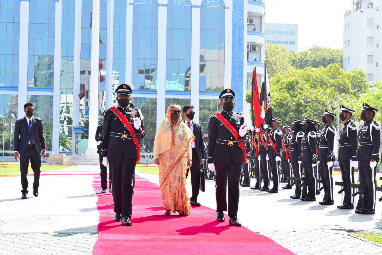 ޑިސެމްބަރު 23، 2021: ޝެއިހު ހަސީނާއަށް ރަސްމީކޮށް މަރުހަބާ ދެންނެވުން. މިއީ ރާއްޖެ އާއި ބަންގްލަދޭޝްގެ ގުޅުން ރަނގަޅު ކުރުމަށް ރައީސް ސޯލިހުގެ އިސްނެންގެވުމަށް ޝެއިހު ހަސީނާ ރާއްޖެއަށް ކުރައްވާ ދަތުރުފުޅެއް -- ފޮޓޯ: ރައީސް އޮފީސް