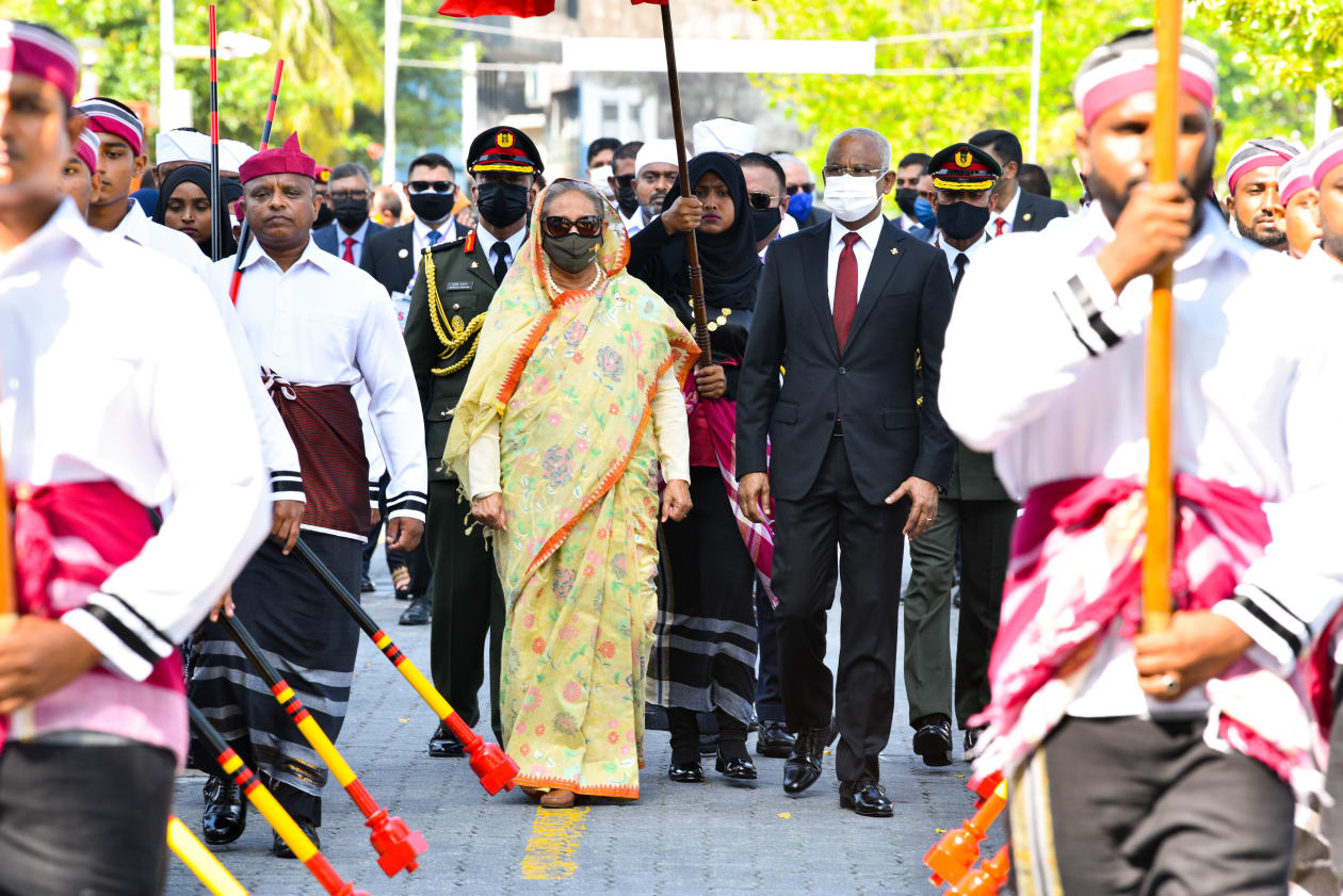 ޑިސެމްބަރު 23، 2021: ޝެއިހު ހަސީނާއަށް ރަސްމީކޮށް މަރުހަބާ ދެންނެވުން. މިއީ ރާއްޖެ އާއި ބަންގްލަދޭޝްގެ ގުޅުން ރަނގަޅު ކުރުމަށް ރައީސް ސޯލިހުގެ އިސްނެންގެވުމަށް ޝެއިހު ހަސީނާ ރާއްޖެއަށް ކުރައްވާ ދަތުރުފުޅެއް -- ފޮޓޯ: ރައީސް އޮފީސް