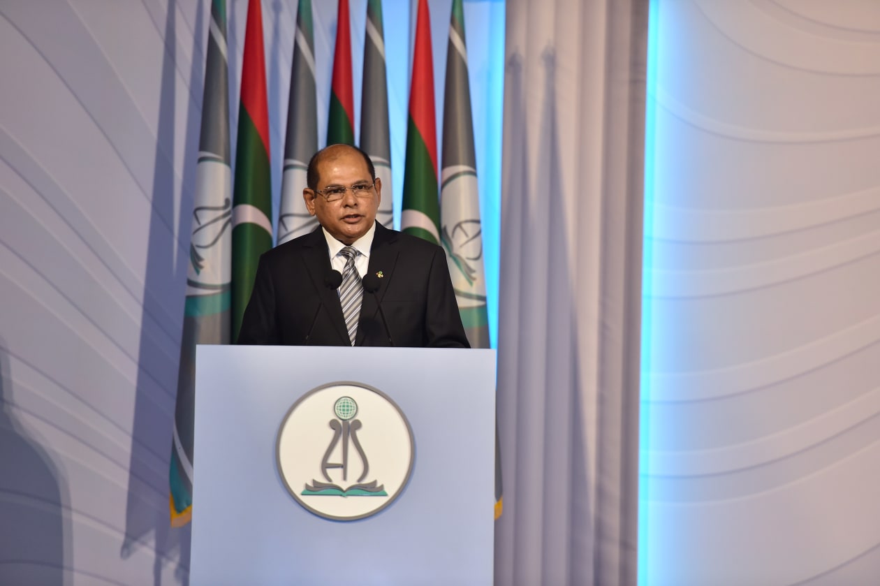 އަހުމަދިއްޔާ ސްކޫލަށް 40 އަހަރު ފުރުމުގެ މުނާސަބަތުގައި ބޭއްވުނު ރަސްމީ ޖަލްސާގެ ތެރެއިން. މި ޖަލްސާގައި ރައީސުލްޖުމްހޫރިއްޔާ އިބްރާހިމް މުހައްމަދު ސޯލިހް ވަނީ ބައިވެރިވެ ވަޑައިގެންފައި --- ފޮޓޯ؛ ރައީސް އޮފީސް