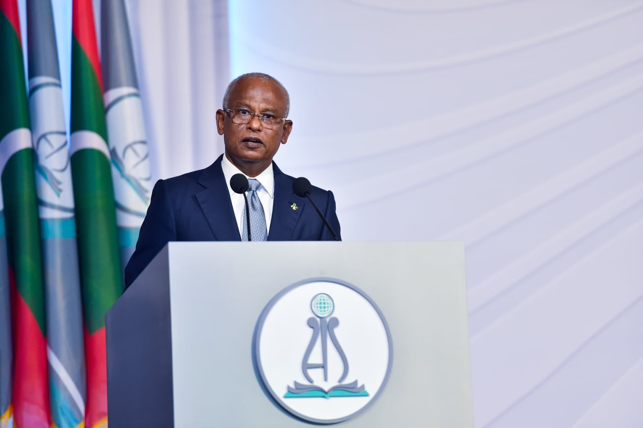 އަހުމަދިއްޔާ ސްކޫލަށް 40 އަހަރު ފުރުމުގެ މުނާސަބަތުގައި ބޭއްވުނު ރަސްމީ ޖަލްސާގެ ތެރެއިން. މި ޖަލްސާގައި ރައީސުލްޖުމްހޫރިއްޔާ އިބްރާހިމް މުހައްމަދު ސޯލިހް ވަނީ ބައިވެރިވެ ވަޑައިގެންފައި --- ފޮޓޯ؛ ރައީސް އޮފީސް