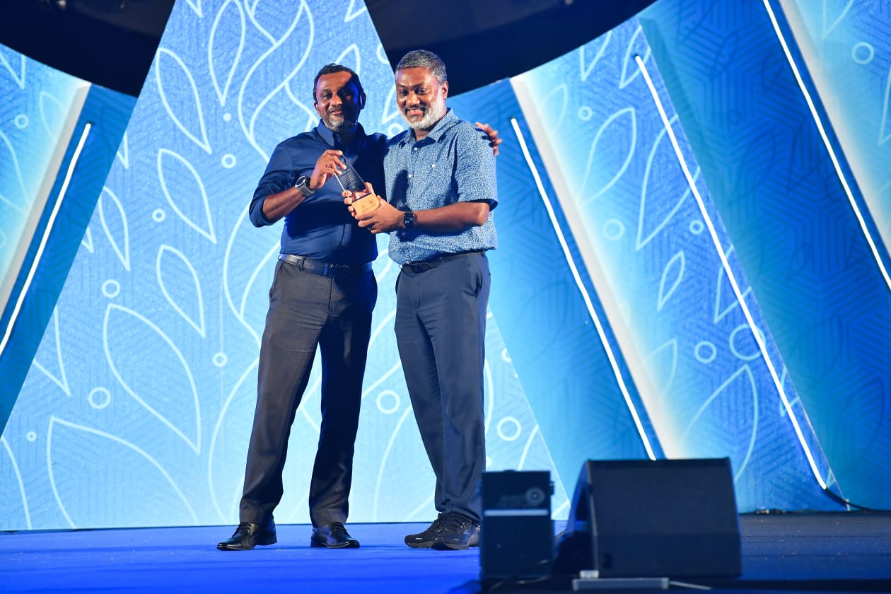 މާރޗް 18، 2022 - އޭޑީކޭ އަށް 35 އަހަރު ފުރުމުގެ މުނާސަބަތުގައި ބޭއްވި ޖަލްސާ. މި ޖަލްސާ ޝަރަފްވެރިކޮށްދެއްވީ ނައިބު ރައީސް ފައިސަލް ނަސީމް، މި ޖަލްސާގައި މުވައްޒަފުންގެ އަގު ވަޒަންކުރުމުގެ ގޮތުން އެކި އެކި އެވޯޑް ވަނީ ދީފައި --- ފޮޓޯ: ރައީީސް އޮފީސް