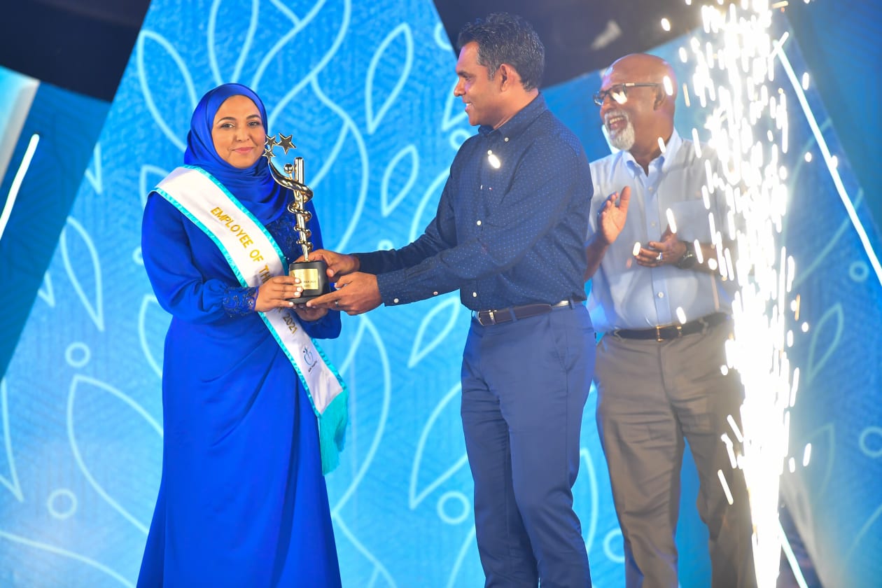 މާރޗް 18، 2022 - އޭޑީކޭއަށް 35 އަހަރު ފުރުމުގެ މުނާސަބަތުގައި ބޭއްވި ޖަލްސާ. މި ޖަލްސާ ޝަރަފްވެރިކޮށްދެއްވީ ނައިބު ރައީސް ފައިސަލް ނަސީމް. 'އެމްޕްލޯއީ އޮފް ދަ އިޔާ' އަށް ހޮވުނު ފަރާތަށް ނައިބު ރައީސް އިނާމް ހަވާލު ކުރައްވަނީ --- ފޮޓޯ؛ ރައީީސް އޮފީސް