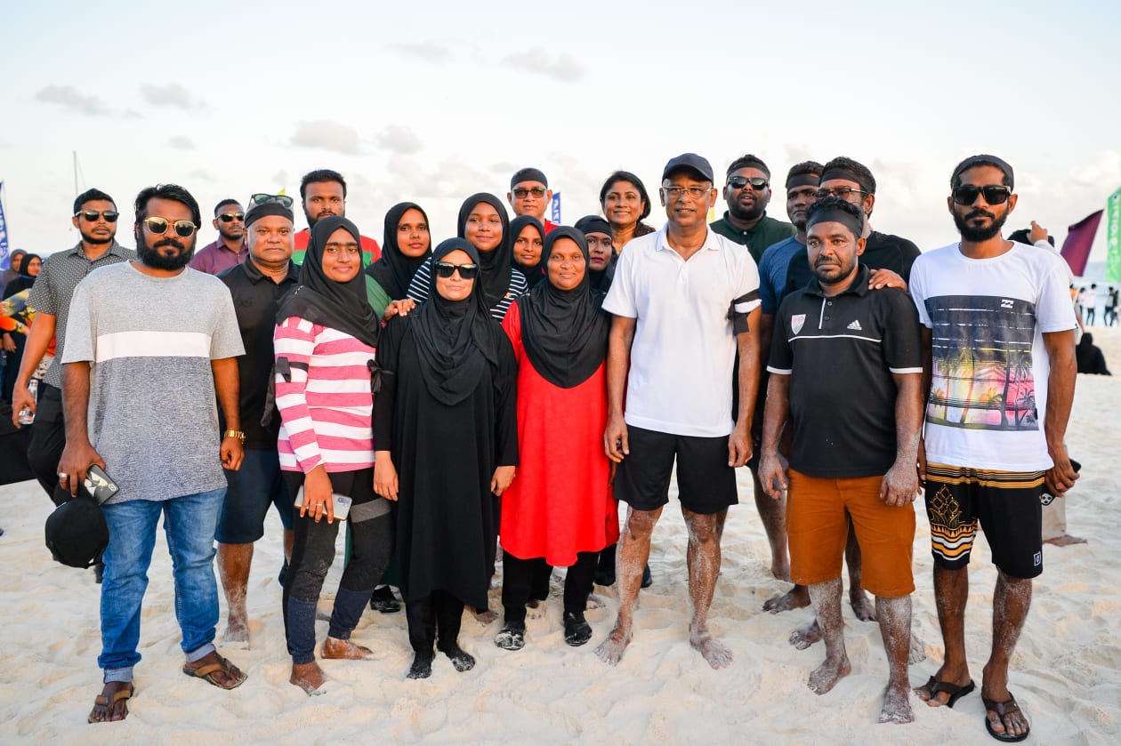 ފޮޓޯ؛ ރައީސުލްޖުމްހޫރިއްޔާ އިބްރާހީމް މުޙައްމަދު ޞާލިޙް އުކުޅަހަށް ވަޑައިގެން ކޮންފަރެންސްގެ ބައިވެރިންނަށް އަމާޒުކޮށްގެން މިއަދު ހަވީރު އެރަށުގައި ބޭއްވި ސްޕޯޓްސް ފެސްޓިވަލް ފަށްޓަވައިދެއްވައި އެ ފެސްޓިވަލްގައި ކުރިޔަށްދިޔަ ކުޅިވަރުތަކުގައި ބައިވެރިވެވަޑައިގެންފިއެވެ.