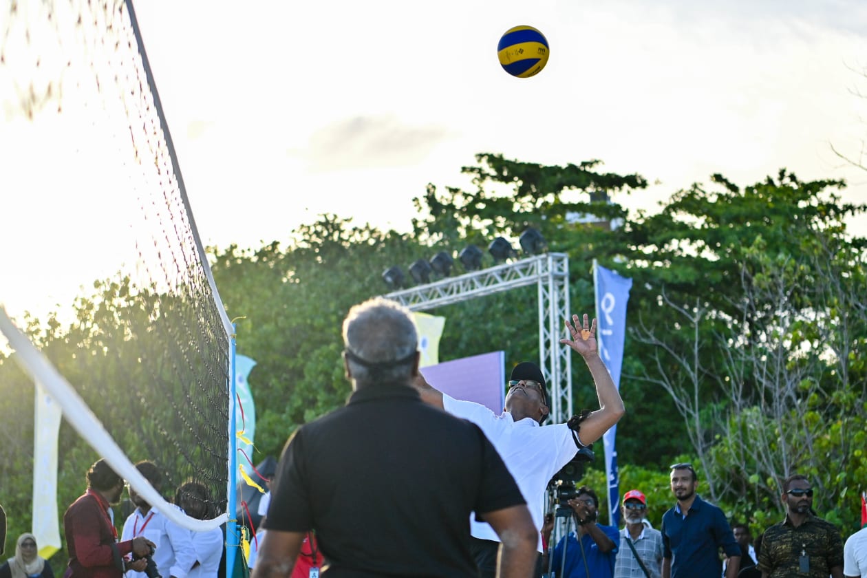 ފޮޓޯ؛ ރައީސުލްޖުމްހޫރިއްޔާ އިބްރާހީމް މުޙައްމަދު ޞާލިޙް އުކުޅަހަށް ވަޑައިގެން ކޮންފަރެންސްގެ ބައިވެރިންނަށް އަމާޒުކޮށްގެން މިއަދު ހަވީރު އެރަށުގައި ބޭއްވި ސްޕޯޓްސް ފެސްޓިވަލް ފަށްޓަވައިދެއްވައި އެ ފެސްޓިވަލްގައި ކުރިޔަށްދިޔަ ކުޅިވަރުތަކުގައި ބައިވެރިވެވަޑައިގެންފިއެވެ.