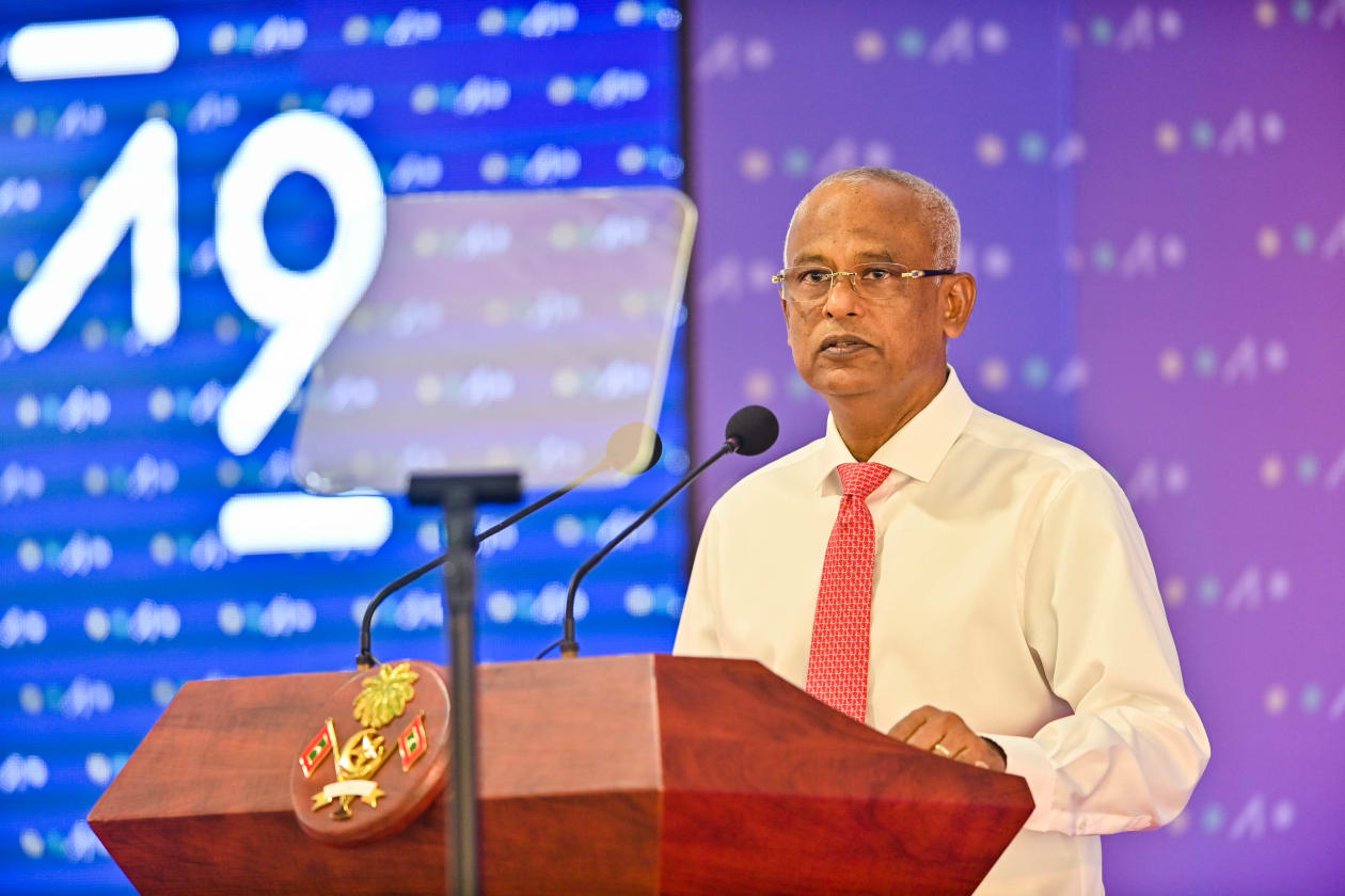 ފޮޓޯ; ލާމަރުކަޒީ ނިޒާމާއި އޭގެ ހައްލުތަކާއި އަމާޒުތަކާމެދު ފުޅާ ގޮތެއްގައި މަޝްވަރާކުރަން މެދުރާއްޖެ ތެރޭގެ ރަށްރަށުގެ ކައުންސިލްތަކުގެ ރައީސުންނާއި އަންހެނުން ކޮމިޓީތަކުގެ ރައީސުން ހިނެމޭ ގޮތަށް އުކުޅަހުގައި މިއަދު "ވިއަވަތި ރާއްޖެ" ކޮންފަރެންސް ވަނީ ފަށާފަ އެވެ. 