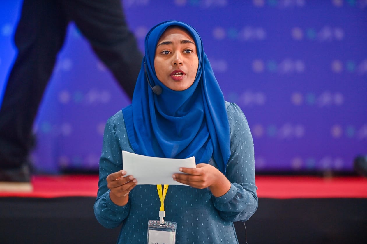 ފޮޓޯ; ލާމަރުކަޒީ ނިޒާމާއި އޭގެ ހައްލުތަކާއި އަމާޒުތަކާމެދު ފުޅާ ގޮތެއްގައި މަޝްވަރާކުރަން މެދުރާއްޖެ ތެރޭގެ ރަށްރަށުގެ ކައުންސިލްތަކުގެ ރައީސުންނާއި އަންހެނުން ކޮމިޓީތަކުގެ ރައީސުން ހިނެމޭ ގޮތަށް އުކުޅަހުގައި މިއަދު "ވިއަވަތި ރާއްޖެ" ކޮންފަރެންސް ވަނީ ފަށާފަ އެވެ. 