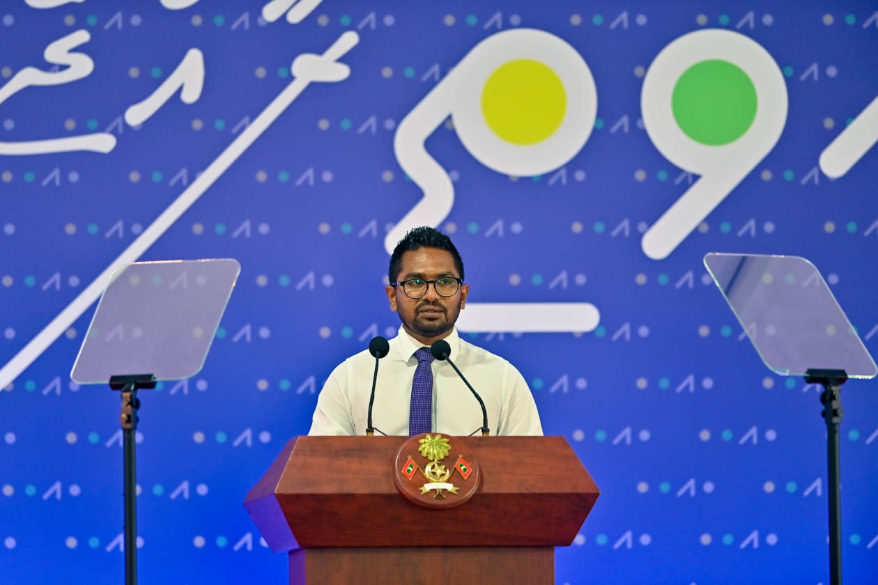 ފޮޓޯ; ލާމަރުކަޒީ ނިޒާމާއި އޭގެ ހައްލުތަކާއި އަމާޒުތަކާމެދު ފުޅާ ގޮތެއްގައި މަޝްވަރާކުރަން މެދުރާއްޖެ ތެރޭގެ ރަށްރަށުގެ ކައުންސިލްތަކުގެ ރައީސުންނާއި އަންހެނުން ކޮމިޓީތަކުގެ ރައީސުން ހިނެމޭ ގޮތަށް އުކުޅަހުގައި މިއަދު "ވިއަވަތި ރާއްޖެ" ކޮންފަރެންސް ވަނީ ފަށާފަ އެވެ. 