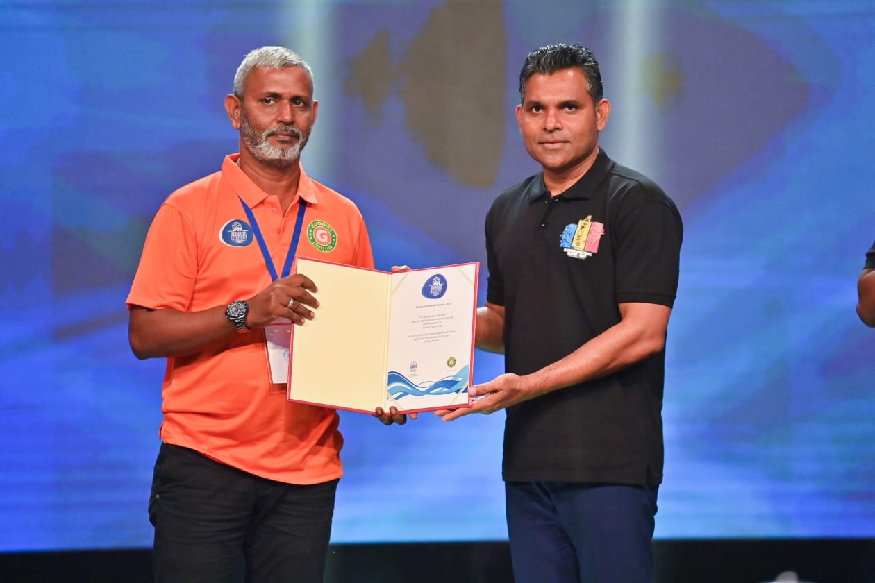 މާލެ (ޖޫން 2): ރާއްޖޭގެ ވޮލީބޯޅަ ސީޒަން އިއްގިލާބީ ބަދަލަކާ އެކު ފެށުމުގެ ގޮތުން ރޭ ވަނީ ބިދޭސީ ކުޅުންތެރިން ޓީމުތަކަށް ބެހުމަށް ސީޒަން ޑްރާފްޓް ނައިޓެއް ބާއްވާފައި: މިއީ މި ގޮތަށް ރާއްޖޭގެ ކުޅިވަރު އެސޯސިއޭޝަނަކުން ސިސްޓަމެޓިކް ގޮތަކަށް ޑްރާފްޓް ނައިޓެއް ބޭއްވި ފުރަތަމަ ފަހަރު.-- ފޮޓޯ: ރައީސް އޮފީސް