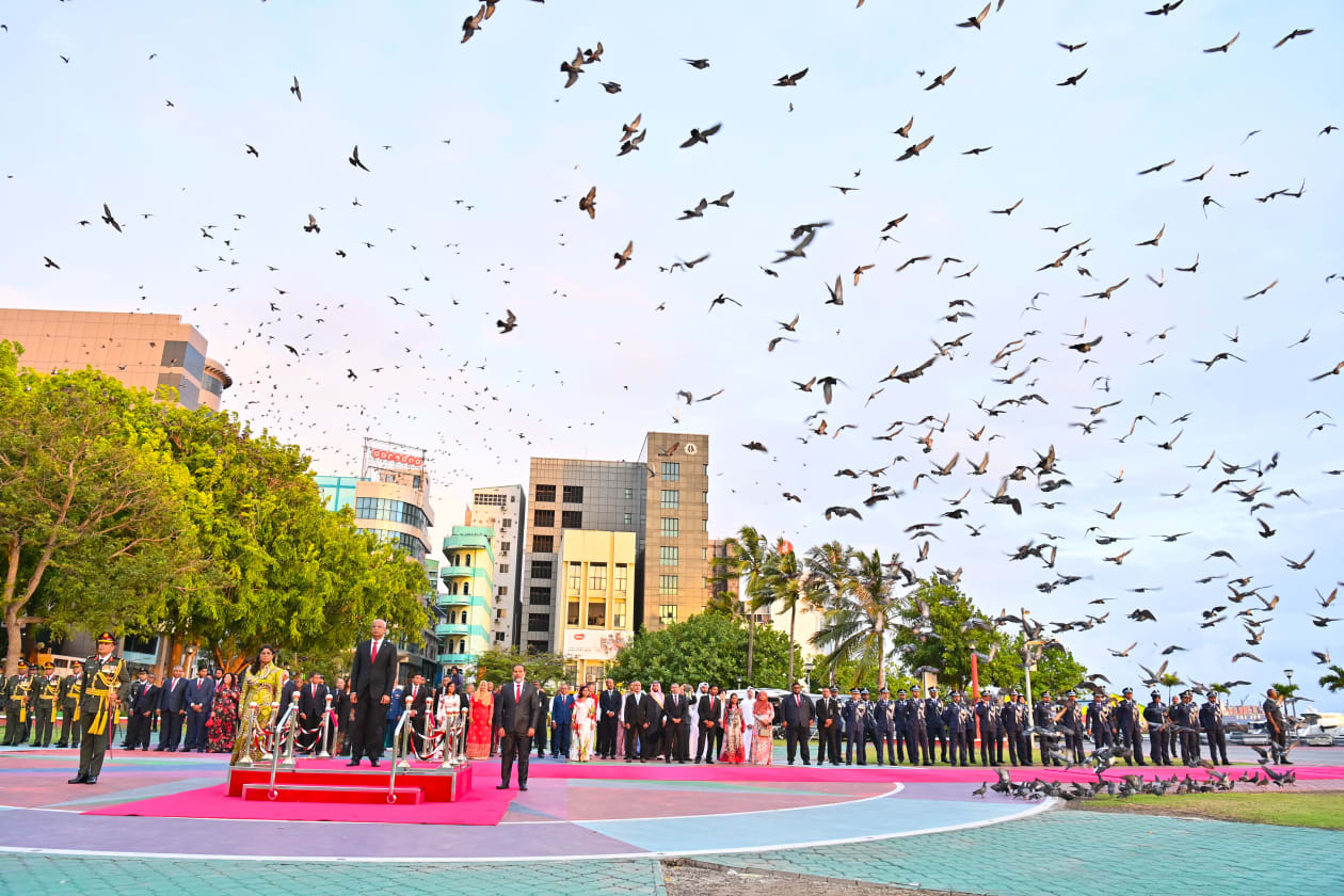 މާލެ، 26 ޖުލައި 2022: މިއަދު ހެނދުނު ބޭއްވި ދިދަ ނެގުމުގެ ރަސްމިއްޔާތުގައި ރައީސް އިބްރާހިމް މުހައްމަދު ސޯލިހުގެ ދެކަނބަލުންގެ އިތުރުން ދައުލަތުގެ ވަޒީރުން ވަނީ ބައިވެރިވެވަޑައިގެންފައި.