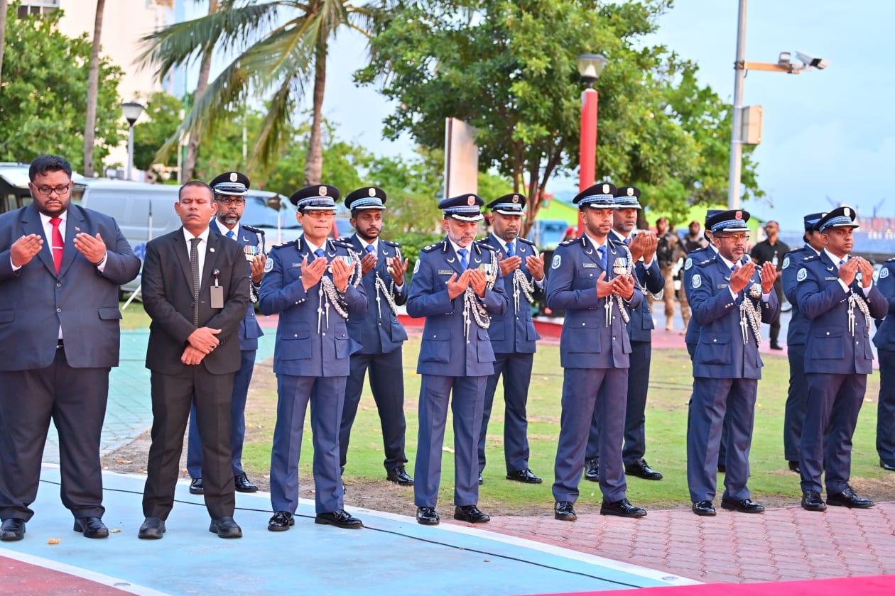 މާލެ، 26 ޖުލައި 2022: މިއަދު ހެނދުނު ބޭއްވި ދިދަ ނެގުމުގެ ރަސްމިއްޔާތުގައި ރައީސް އިބްރާހިމް މުހައްމަދު ސޯލިހުގެ ދެކަނބަލުންގެ އިތުރުން ދައުލަތުގެ ވަޒީރުން ވަނީ ބައިވެރިވެވަޑައިގެންފައި.