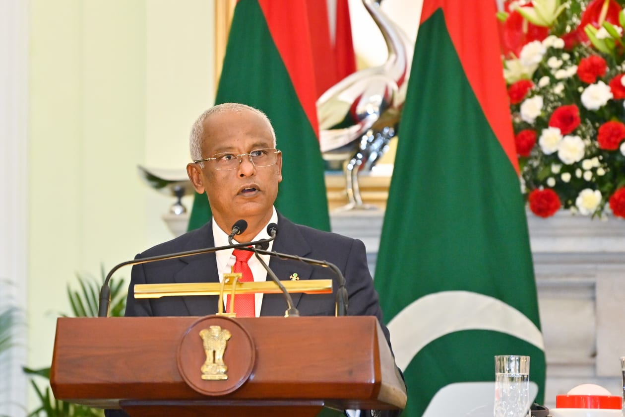 ރަސްމިއްޔާތުގައި ވާހަކަ ދައްކަވަމުން ރައީސް ވިދާޅުވީ ބްރިޖްގެ މަޝްރޫއާއި ހުޅުމާލޭގައި ގާއިމްކުރާ 4000 ހައުސިން ޔުނިޓްގެ މަޝްރޫއަކީ ދެ ގައުމުގެ ދެމެދުގައި އޮތް އެކުވެރިކަމުގެ ރަމްޒެއް ކަމަށެވެ .ފޮޓޯ:ރައީސް އޮފީސް