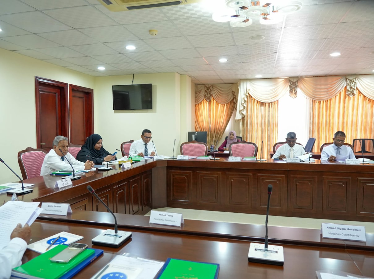 ޖޫން 4، 2024؛ މަޖިލީހުގެ 241 ކޮމިޓީގެ ބައްދަލުވުމުގެ ތެރެއިން. އެ ކޮމިޓީގެ މުގައްރިރަކީ އޭދަފުށީ ދާއިރާގެ މެންބަރު އަހުމަދު ސަލީމް. -- ފޮޓޯ: ރައްޔިތުންގެ މަޖިލީހުގެ އިދާރާ