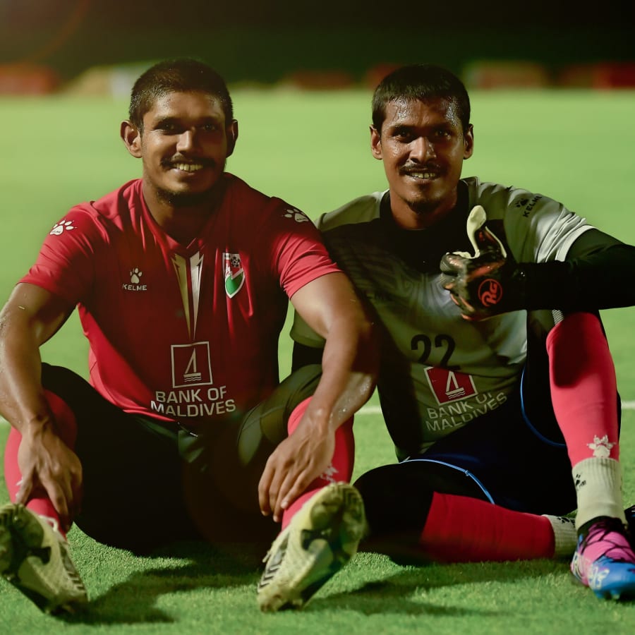 ދޯހާ، ގަތަރު: އަންނަ މަހު 1-16 އަށް ކުރިއަށްދާ ސާފް ޗެމްޕިއަންޝިޕް ފުޓްބޯޅަ މުބާރާތަށް ތައްޔާުވުމުގެ ގޮތުން ގަތަރުގައި ގައުމީ ޓީމުން ކުރިއަށް ގެންދާ ޓްރެއިނިން ކޭމްޕްގެ ތެެރެއިން: ގައުމީ ޓީމުން ގަތަރު ޓްރެއިނިން ކޭމްޕަށް އައި މި މަހު 10 ވަނަ ދުވަހު 29 ކުޅުންތެރިންގެ ސްކޮޑަކާ އެކު: ޕްރެކްޓިހުގެ ތެރެއިން އަސަދުﷲ (ވ) އާއި ކީޕަރު ފައިސަލް ފޮޓޯ އަކަށް ހުއްޓިގެން.-- ފޮޓޯ: އަދަދު